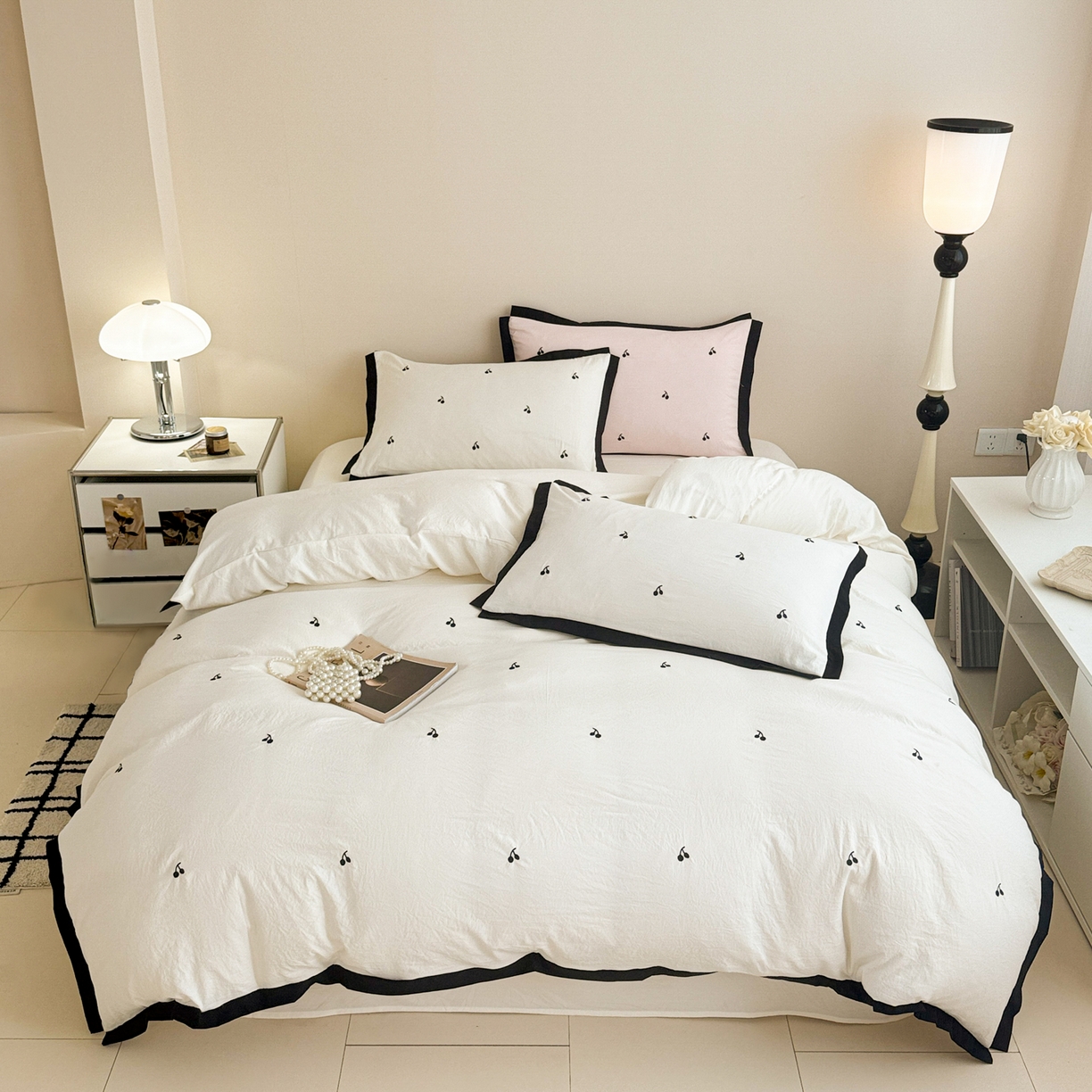 91家纺网 家纺一手货源 找家纺 米可 2025新款云朵棉刺绣花边款四件套 樱桃-白