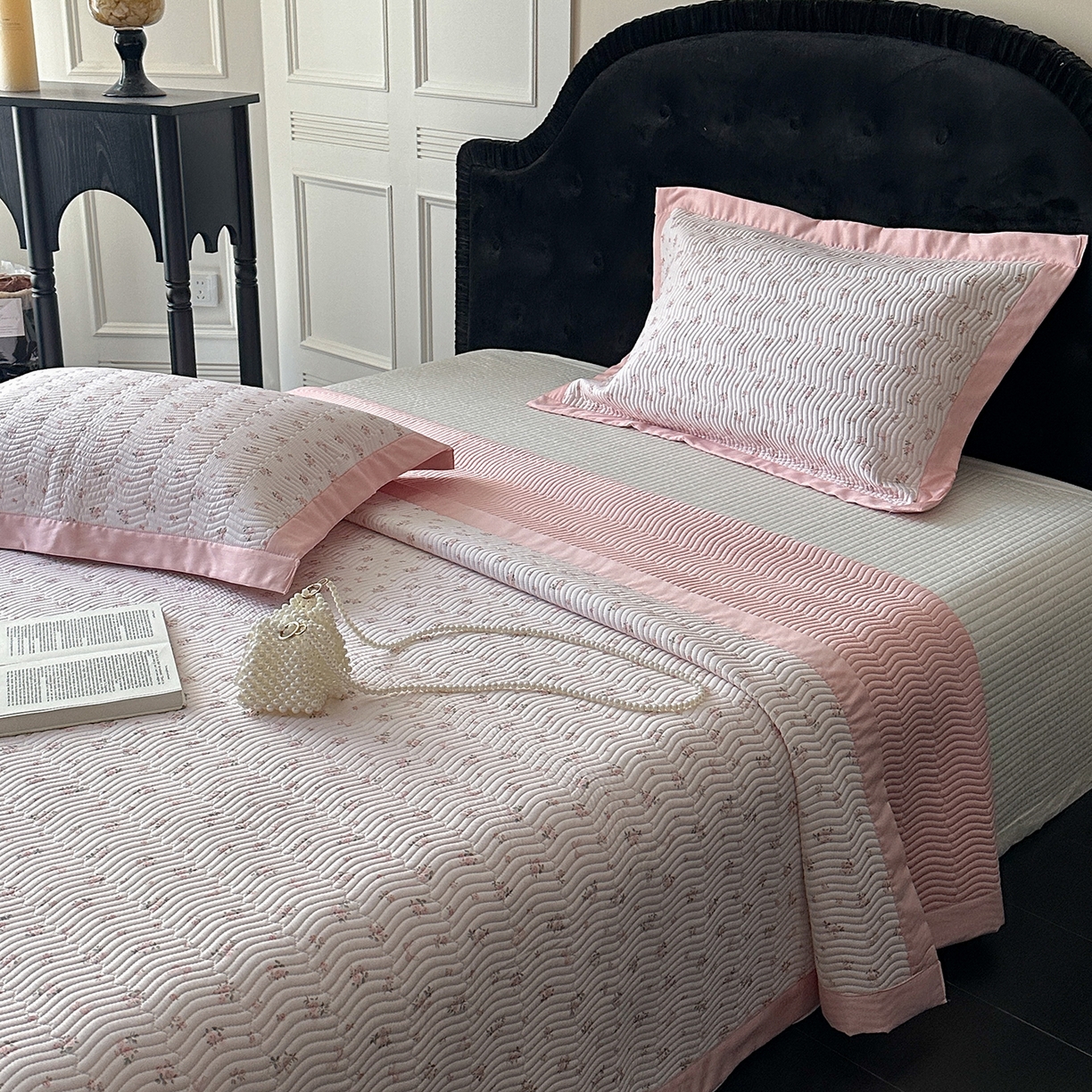 91家纺网 家纺一手货源 找家纺 麦伦家居 2025新款双面莫代尔天丝床盖 粉色碎花