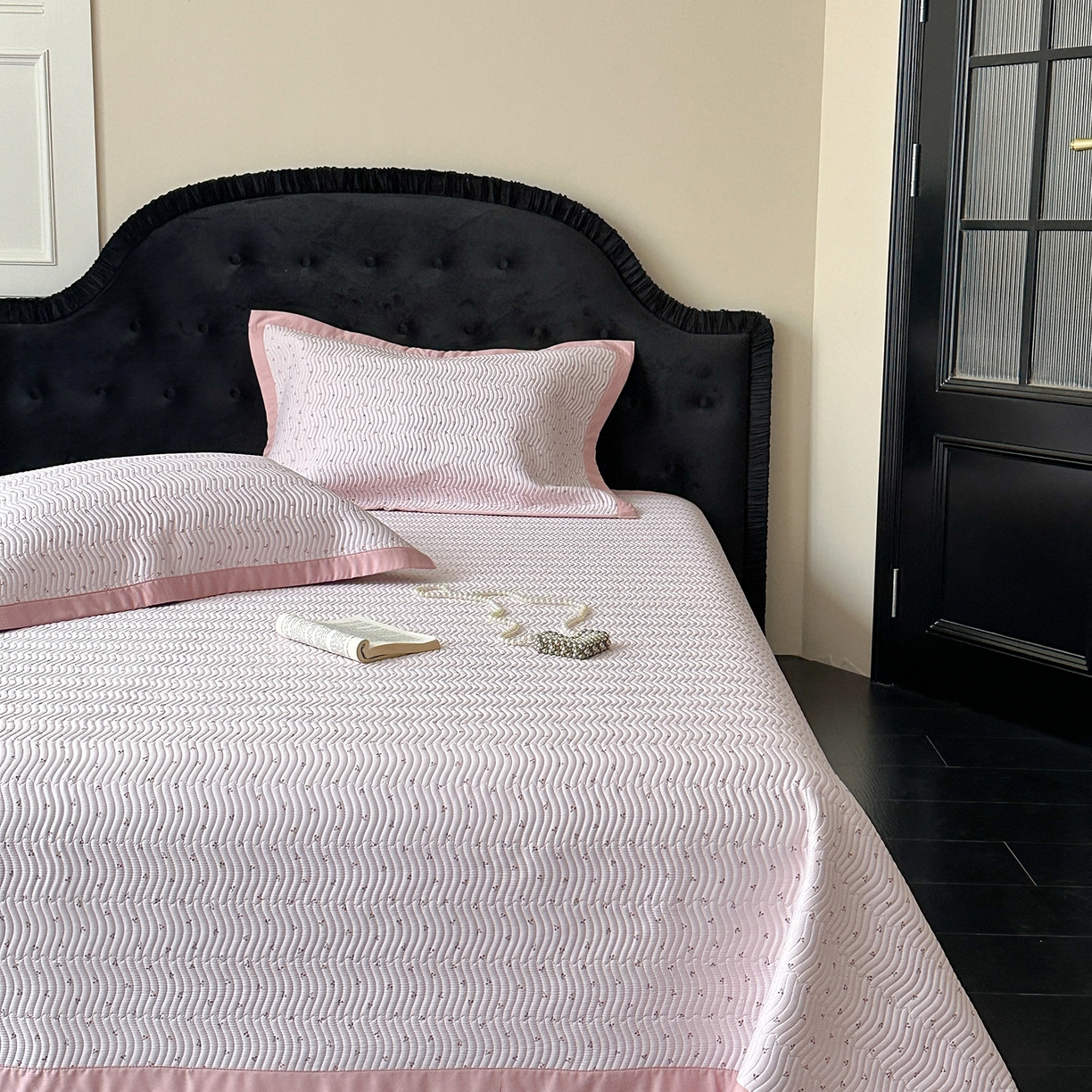 91家纺网 家纺一手货源 找家纺 麦伦家居 2025新款双面莫代尔天丝床盖 小小樱桃