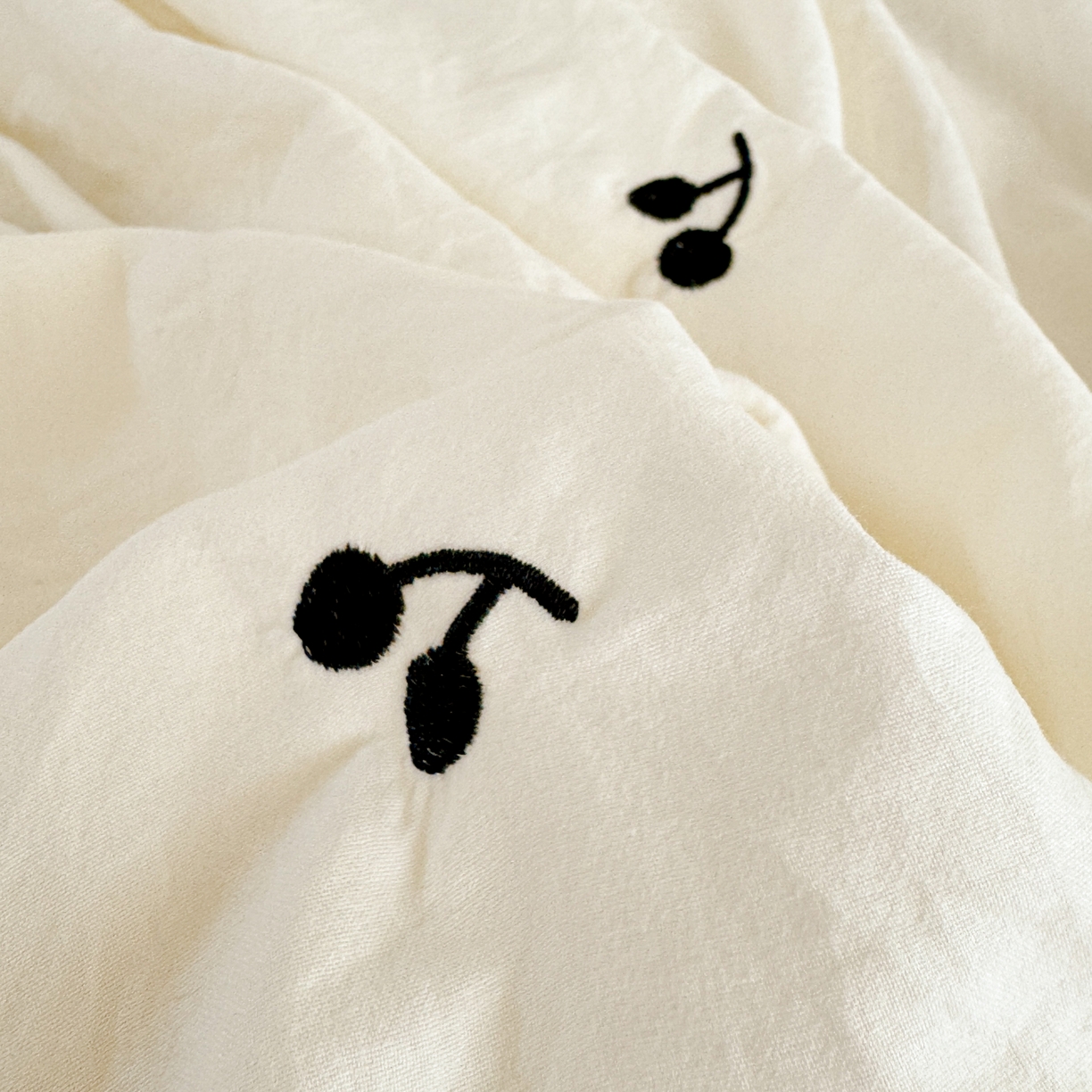 91家纺网 家纺一手货源 找家纺 米可 2025新款云朵棉刺绣花边款四件套 樱桃-白