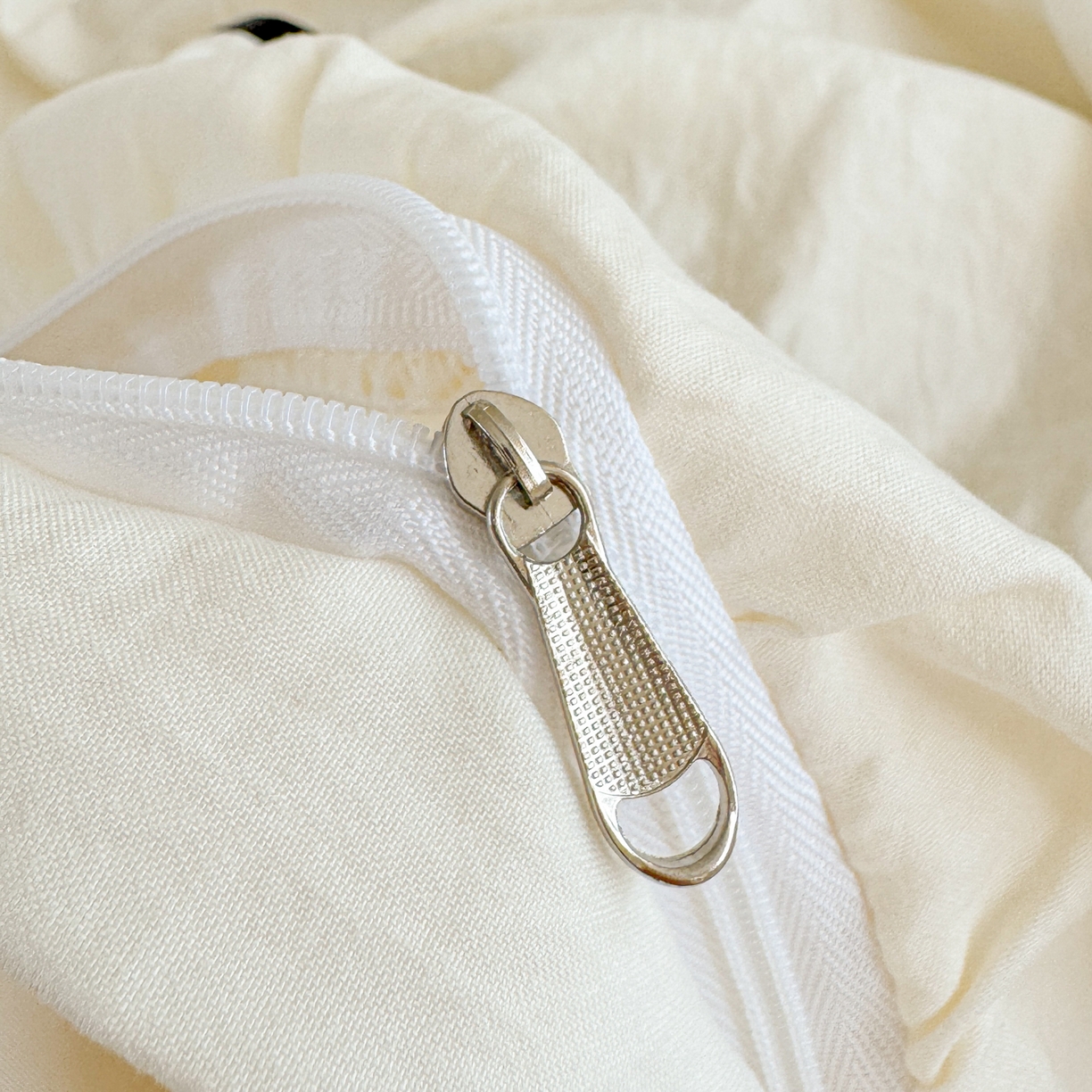 91家纺网 家纺一手货源 找家纺 米可 2025新款云朵棉刺绣花边款四件套 简约字母-白