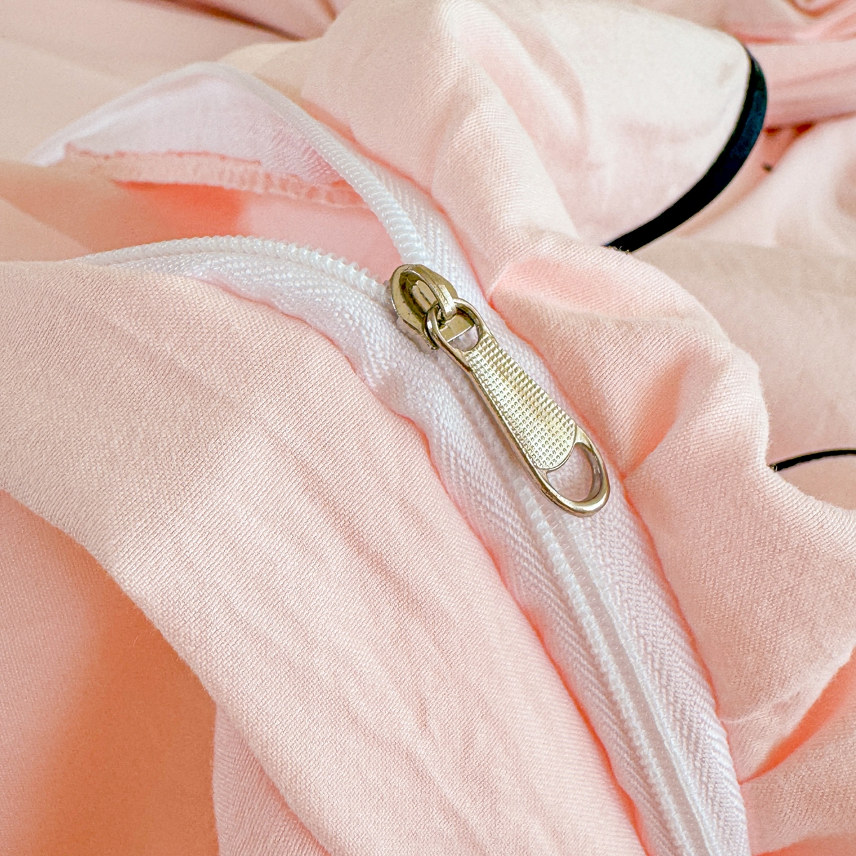 91家纺网 家纺一手货源 找家纺 米可 2025新款云朵棉刺绣花边款四件套 波点-粉