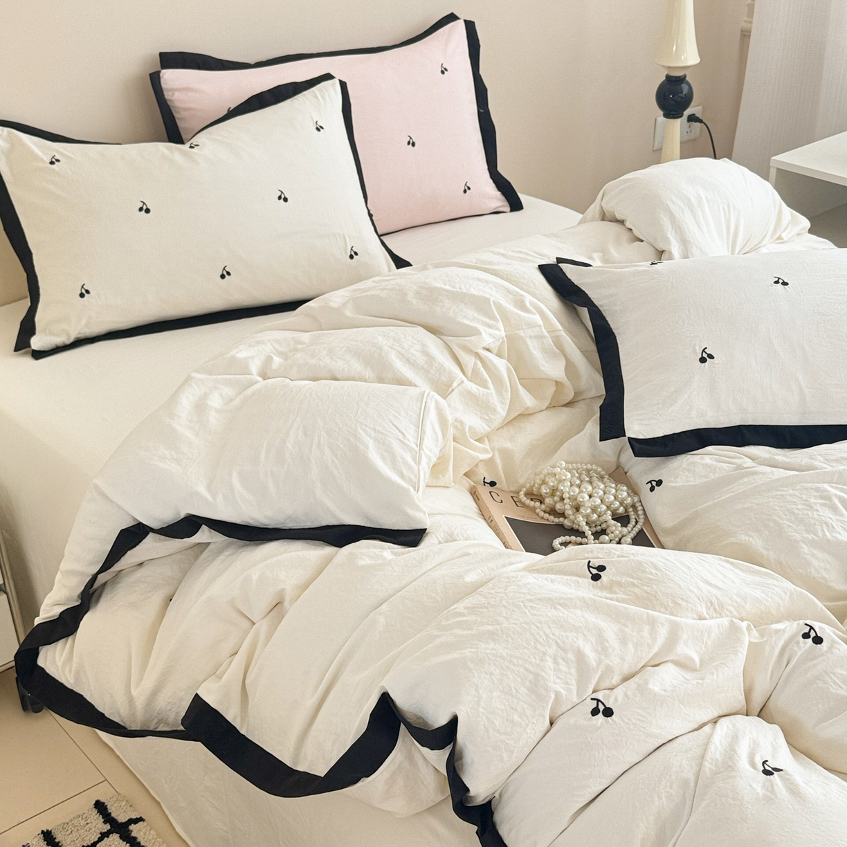 91家纺网 家纺一手货源 找家纺 米可 2025新款云朵棉刺绣花边款四件套 樱桃-白