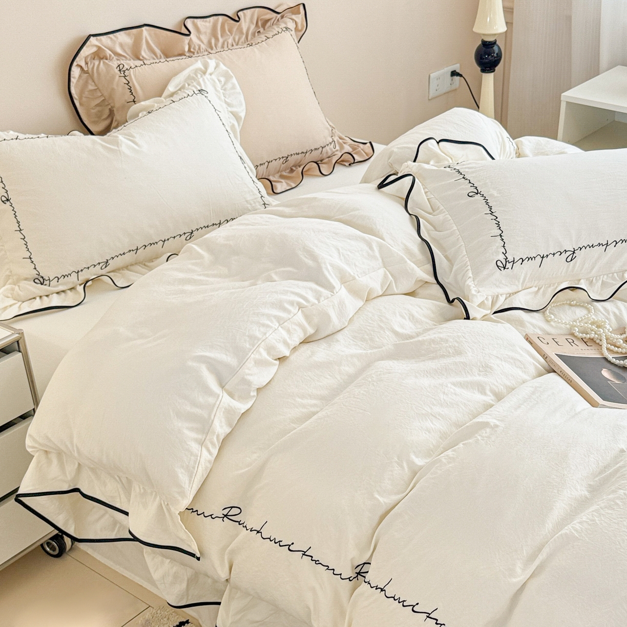 91家纺网 家纺一手货源 找家纺 米可 2025新款云朵棉刺绣花边款四件套 简约字母-白