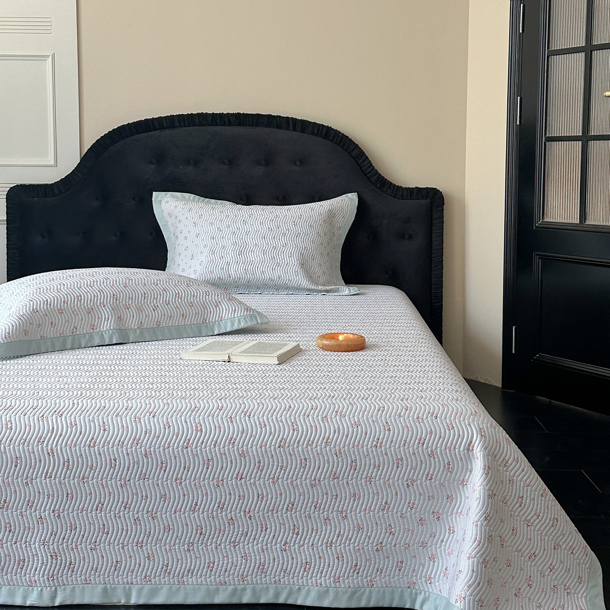 91家纺网 家纺一手货源 找家纺 麦伦家居 2025新款双面莫代尔天丝床盖 清雅-蓝