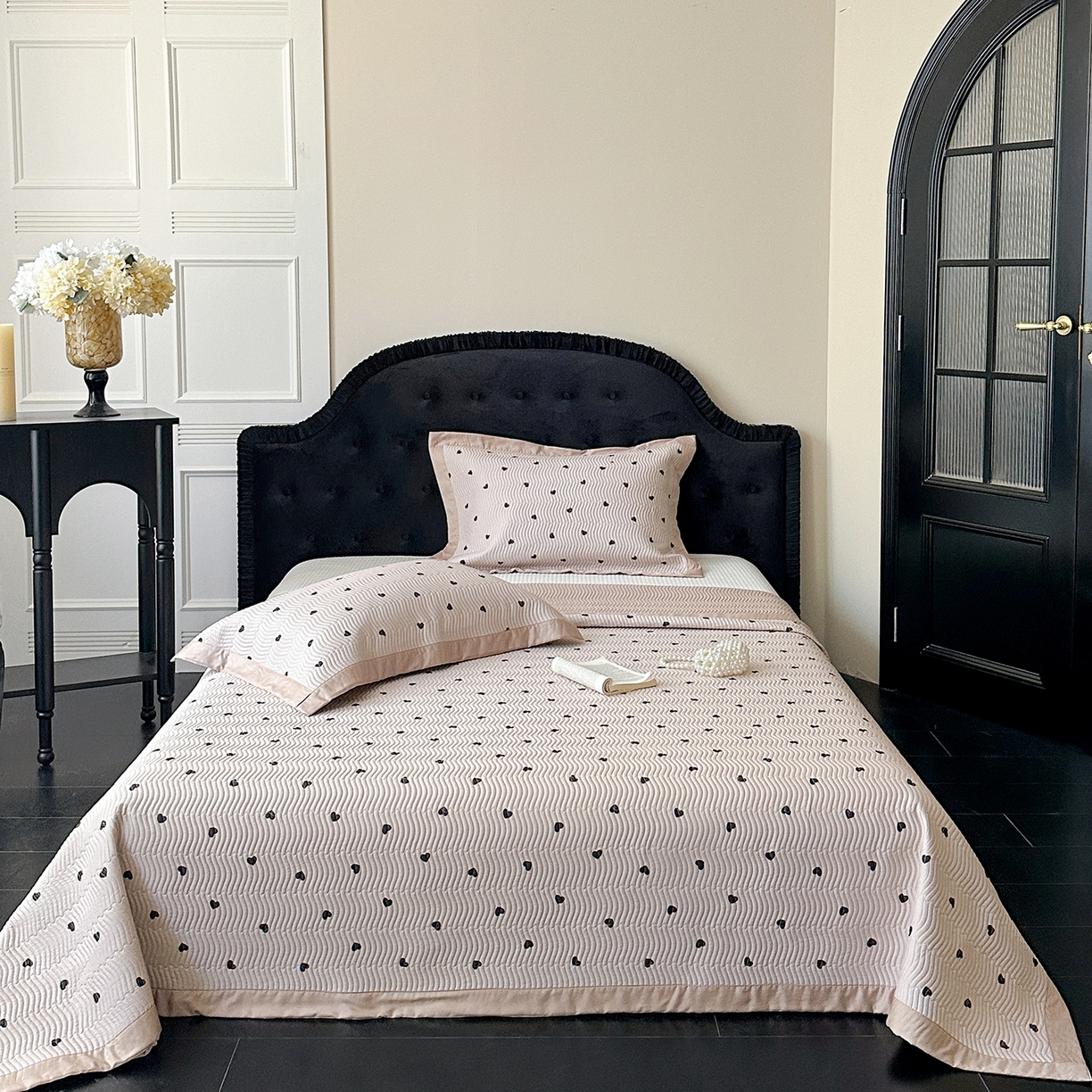 91家纺网 家纺一手货源 找家纺 麦伦家居 2025新款双面莫代尔天丝床盖 爱心摩卡