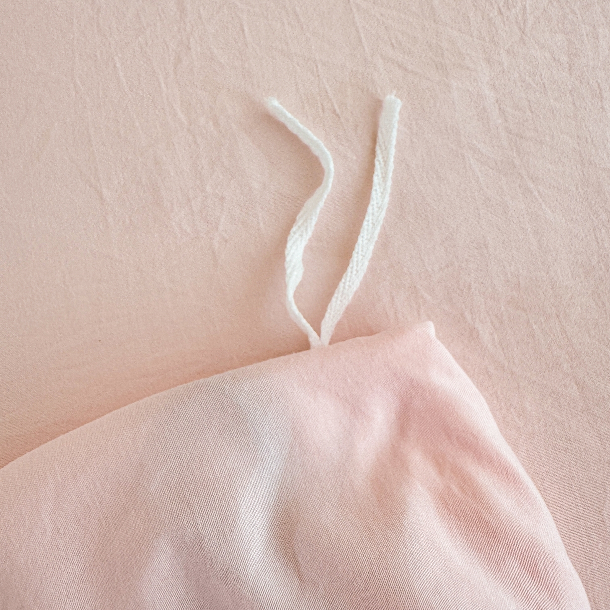 91家纺网 家纺一手货源 找家纺 米可 2025新款云朵棉刺绣花边款四件套 波点-粉