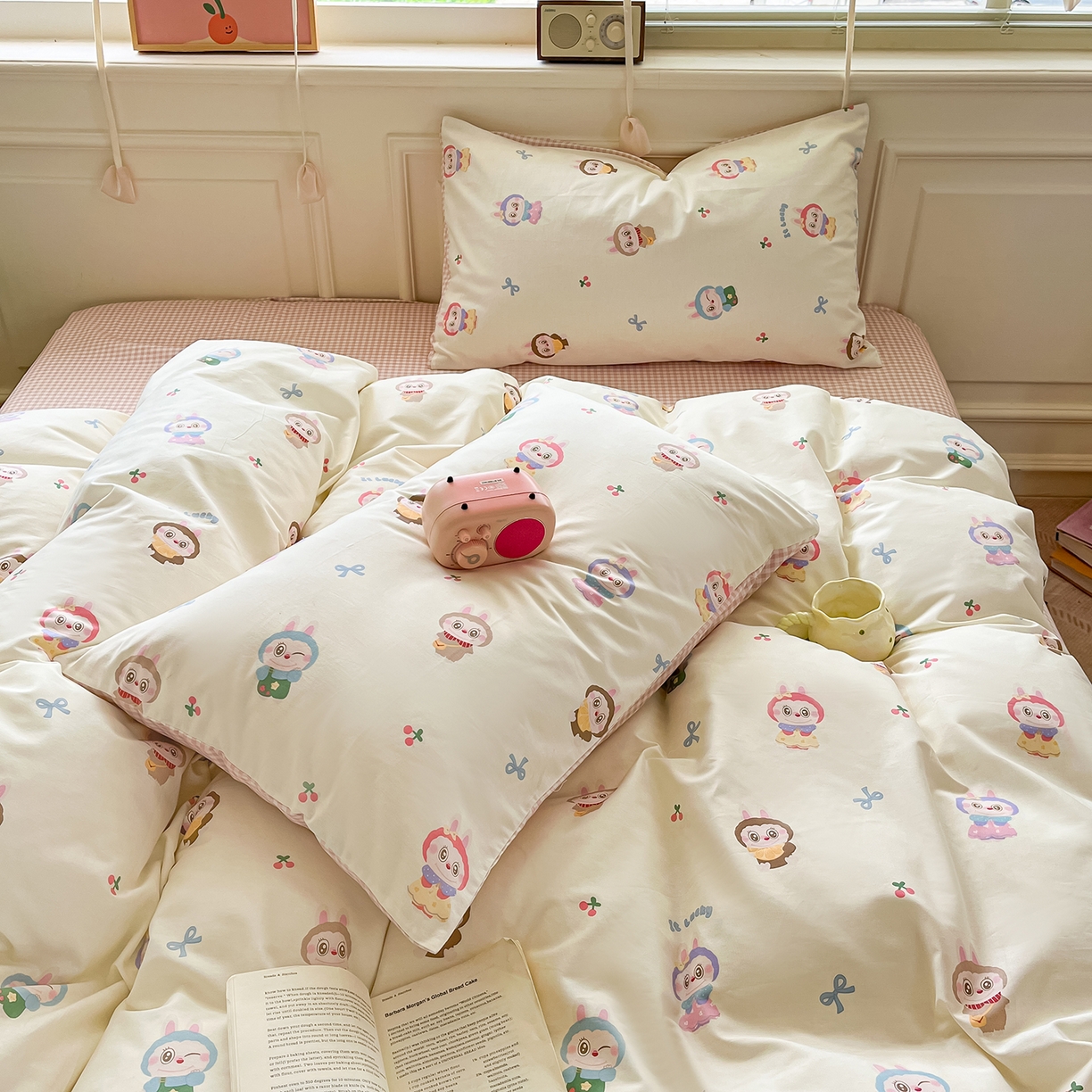 91家纺网 家纺一手货源 找家纺 麦伦家居 2025春夏新款全棉纯棉斜纹40s13372系列-小清新卡通 咘咘