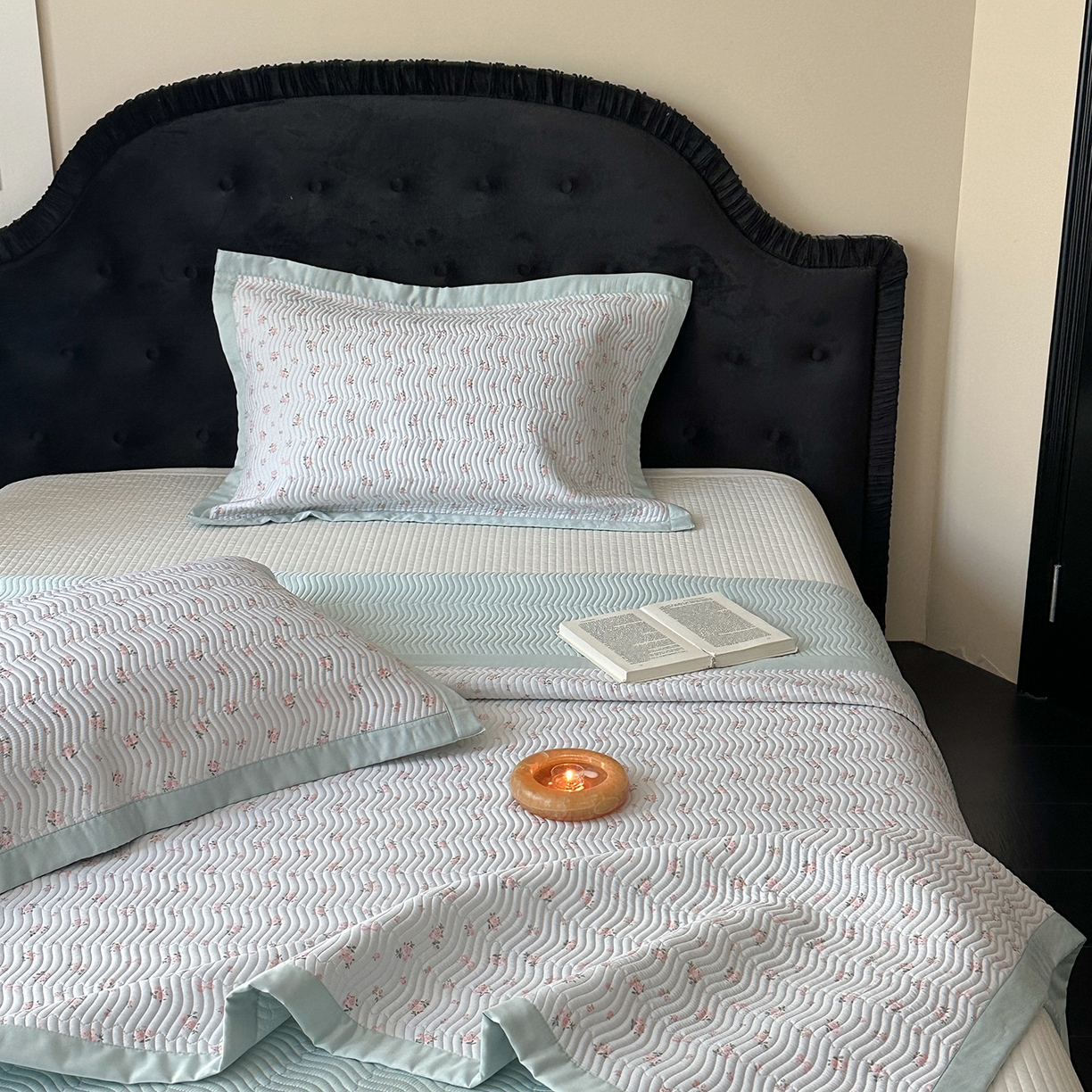 91家纺网 家纺一手货源 找家纺 麦伦家居 2025新款双面莫代尔天丝床盖 清雅-蓝