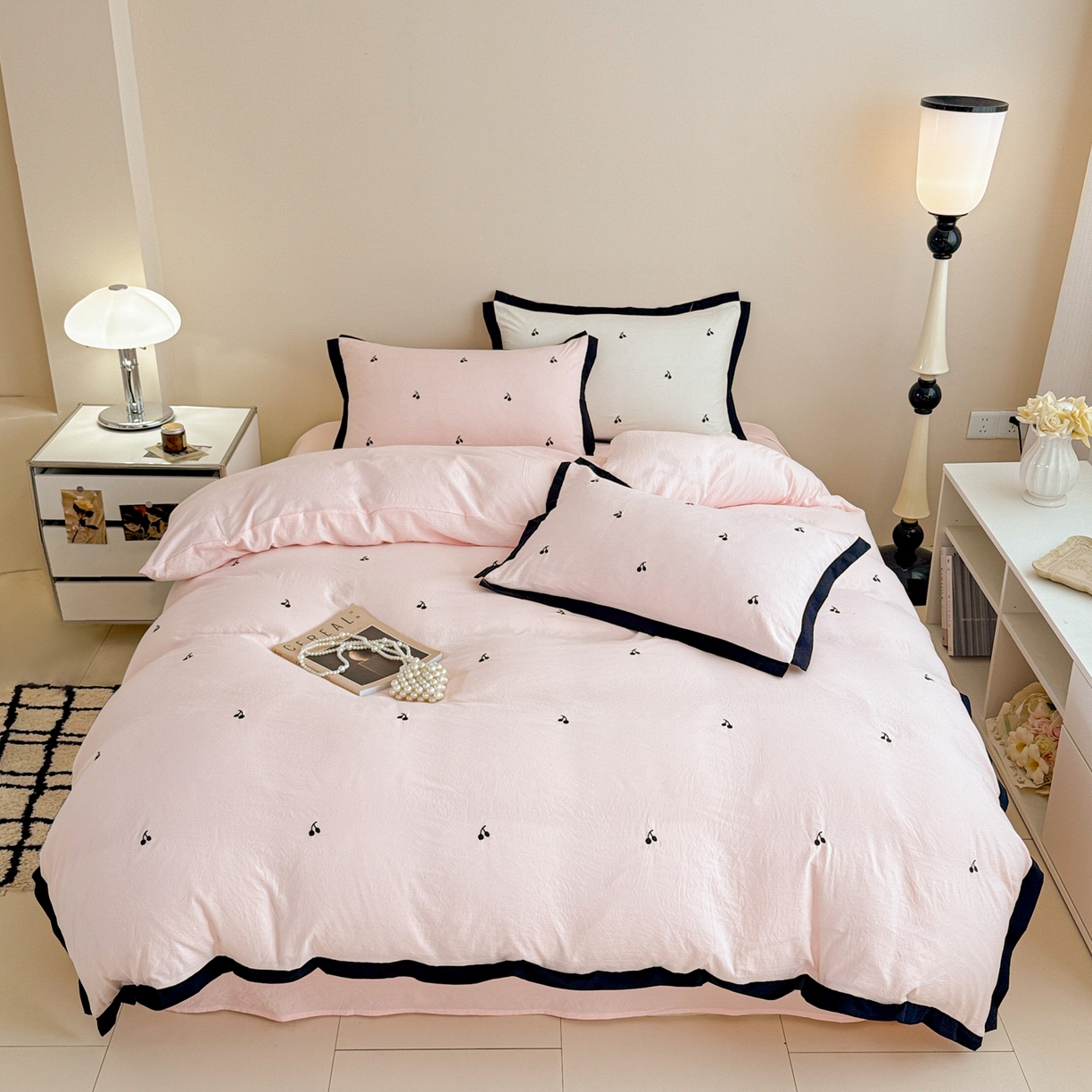 91家纺网 家纺一手货源 找家纺 米可 2025新款云朵棉刺绣花边款四件套 樱桃-粉