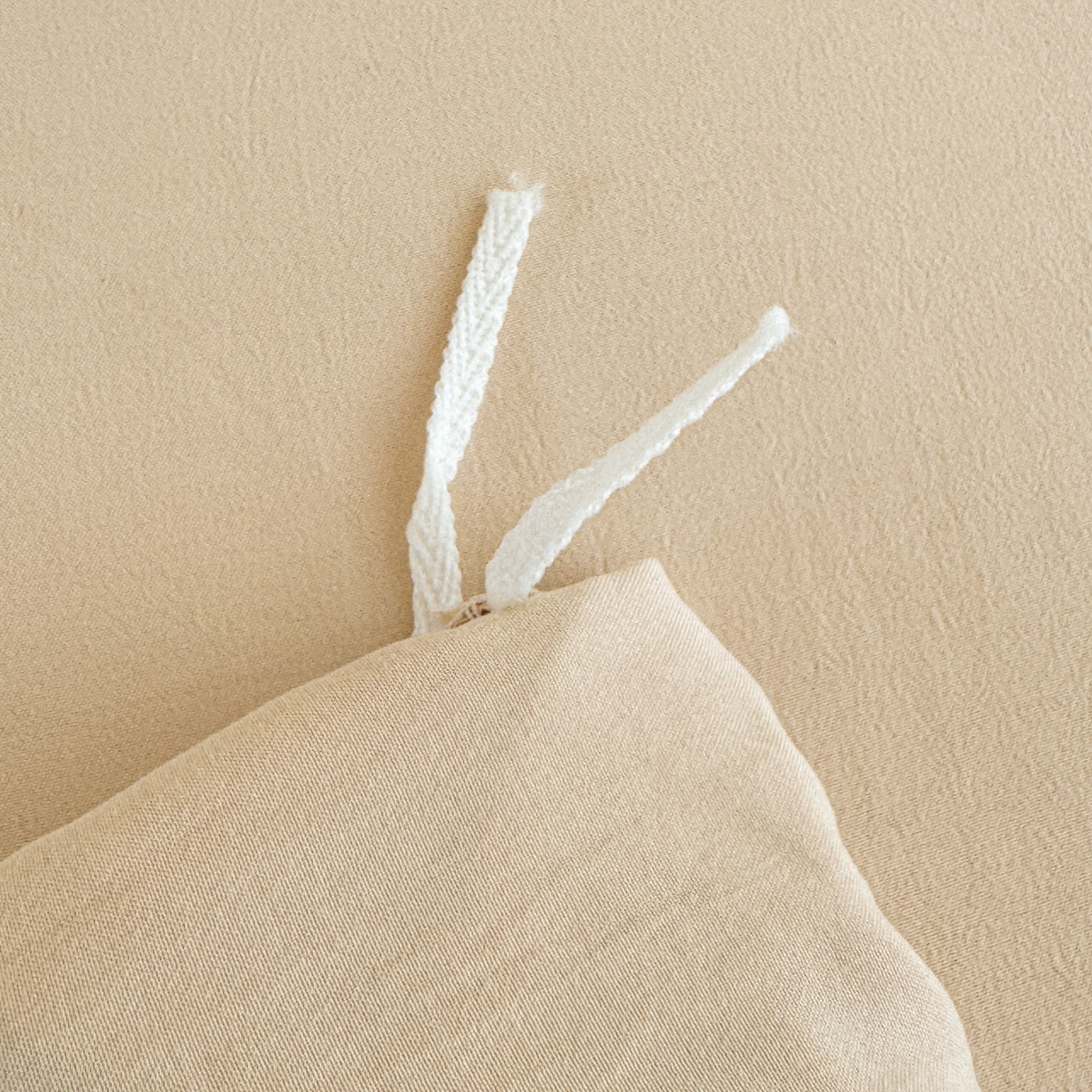 91家纺网 家纺一手货源 找家纺 米可 2025新款云朵棉刺绣花边款四件套 简约字母-奶茶