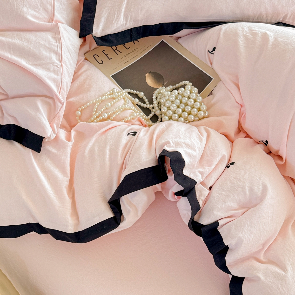 91家纺网 家纺一手货源 找家纺 米可 2025新款云朵棉刺绣花边款四件套 樱桃-粉