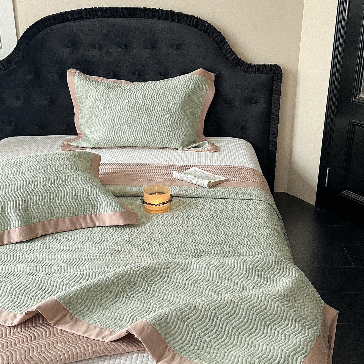 91家纺网 家纺一手货源 找家纺 麦伦家居 2025新款双面莫代尔天丝床盖 香岛巴黎