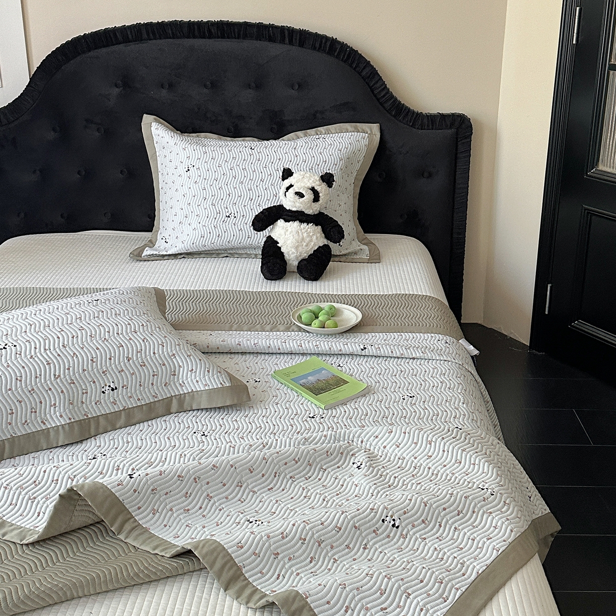 91家纺网 家纺一手货源 找家纺 麦伦家居 2025新款双面莫代尔天丝床盖 水果熊猫