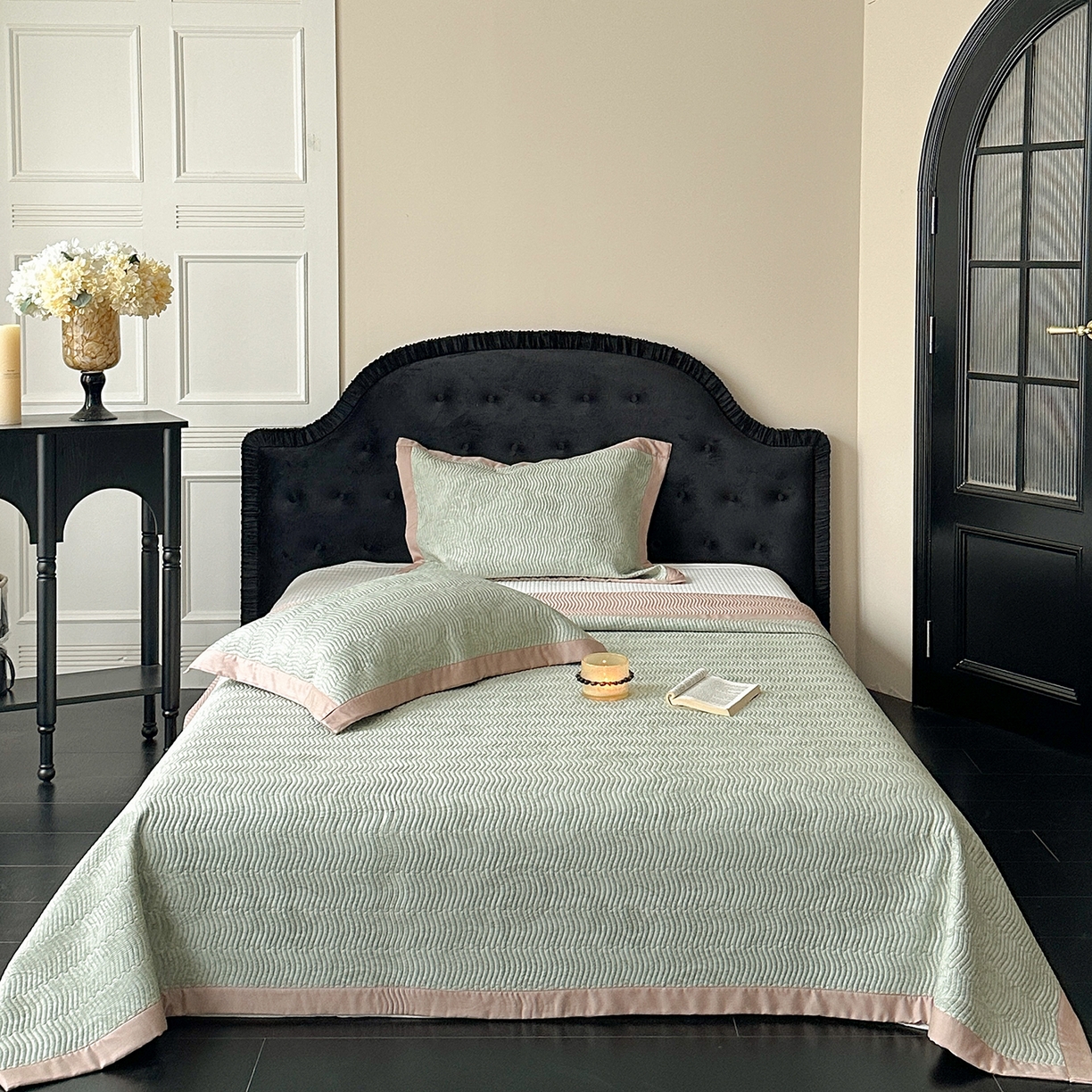 91家纺网 家纺一手货源 找家纺 麦伦家居 2025新款双面莫代尔天丝床盖 香岛巴黎