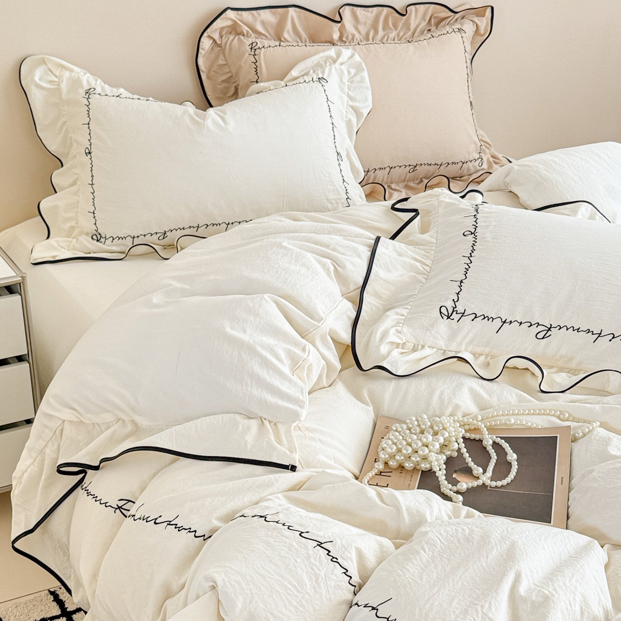 91家纺网 家纺一手货源 找家纺 米可 2025新款云朵棉刺绣花边款四件套 简约字母-白