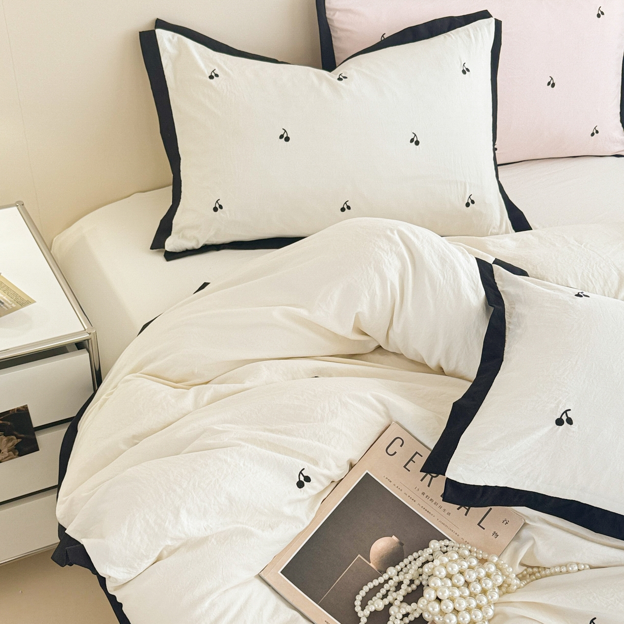 91家纺网 家纺一手货源 找家纺 米可 2025新款云朵棉刺绣花边款四件套 樱桃-白