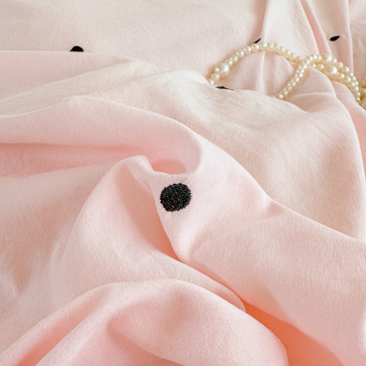 91家纺网 家纺一手货源 找家纺 米可 2025新款云朵棉刺绣花边款四件套 波点-粉