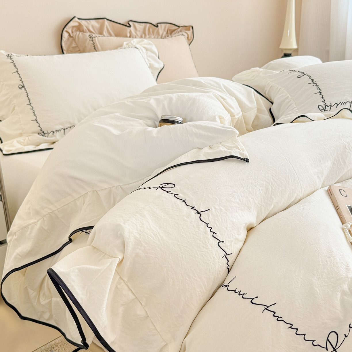 91家纺网 家纺一手货源 找家纺 米可 2025新款云朵棉刺绣花边款四件套 简约字母-白