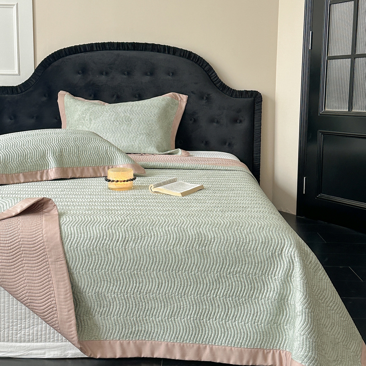 91家纺网 家纺一手货源 找家纺 麦伦家居 2025新款双面莫代尔天丝床盖 香岛巴黎