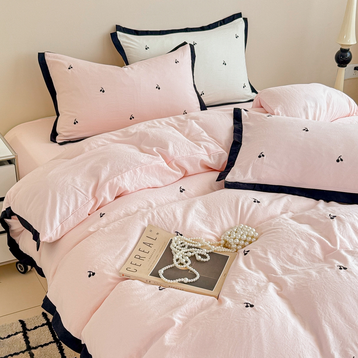 91家纺网 家纺一手货源 找家纺 米可 2025新款云朵棉刺绣花边款四件套 樱桃-粉