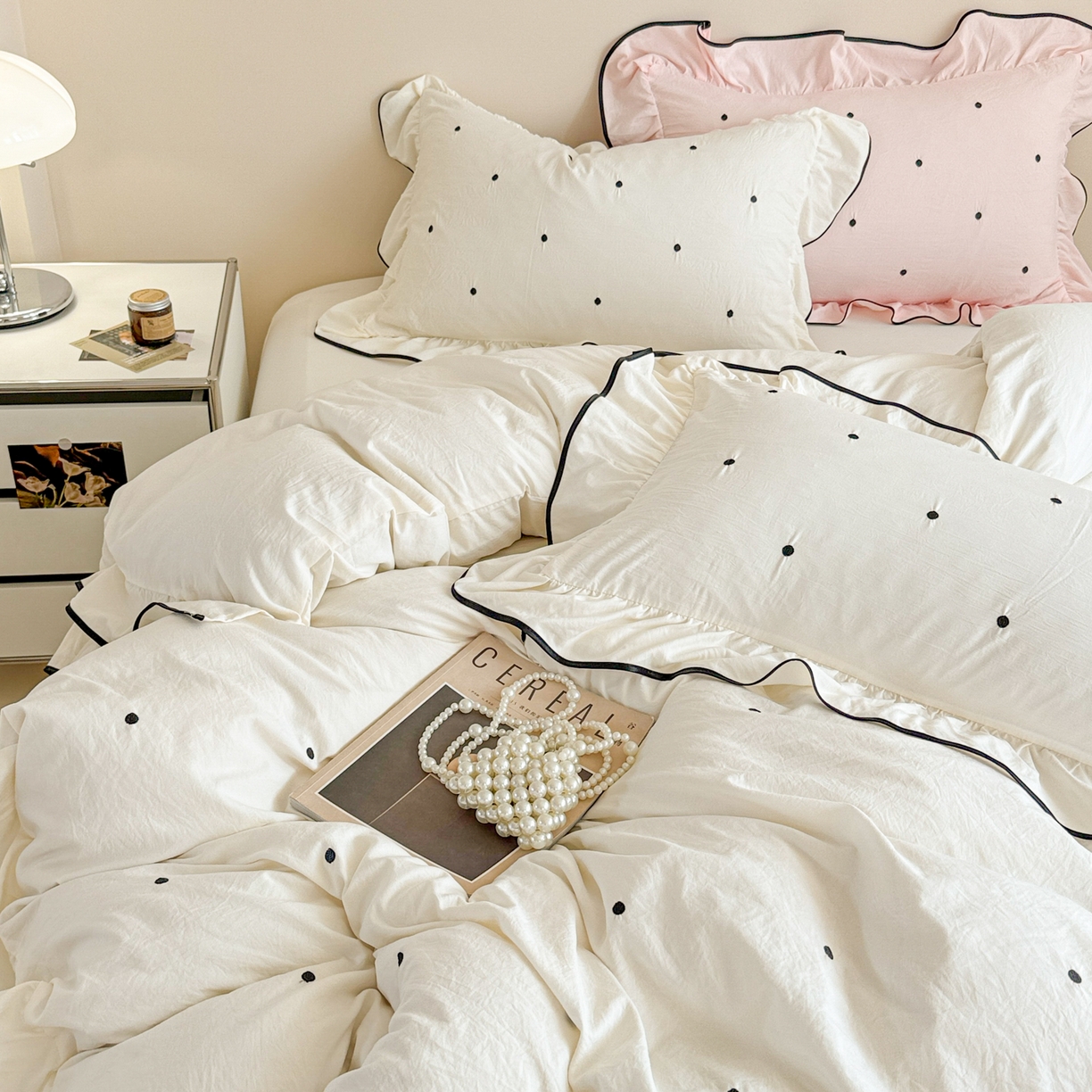 91家纺网 家纺一手货源 找家纺 米可 2025新款云朵棉刺绣花边款四件套 波点-白