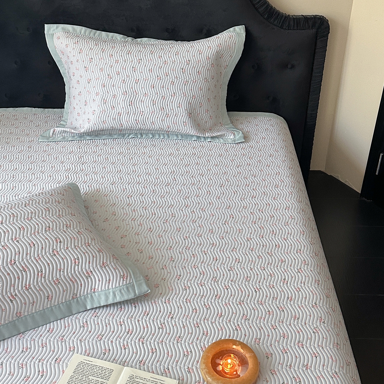 91家纺网 家纺一手货源 找家纺 麦伦家居 2025新款双面莫代尔天丝床盖 清雅-蓝