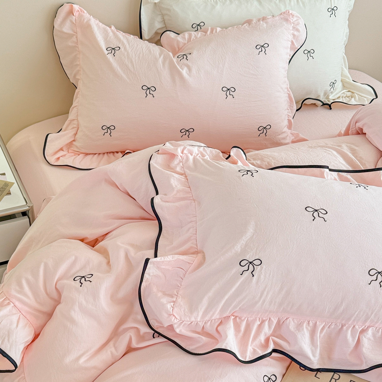 91家纺网 家纺一手货源 找家纺 米可 2025新款云朵棉刺绣花边款四件套 心动-粉