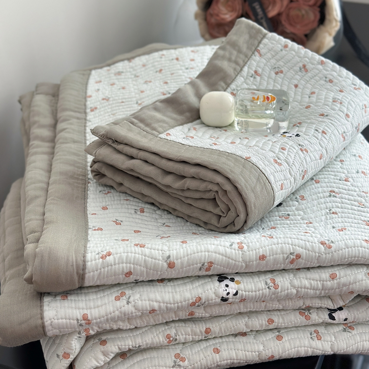 91家纺网 家纺一手货源 找家纺 麦伦家居 2025新款双面莫代尔天丝床盖 水果熊猫