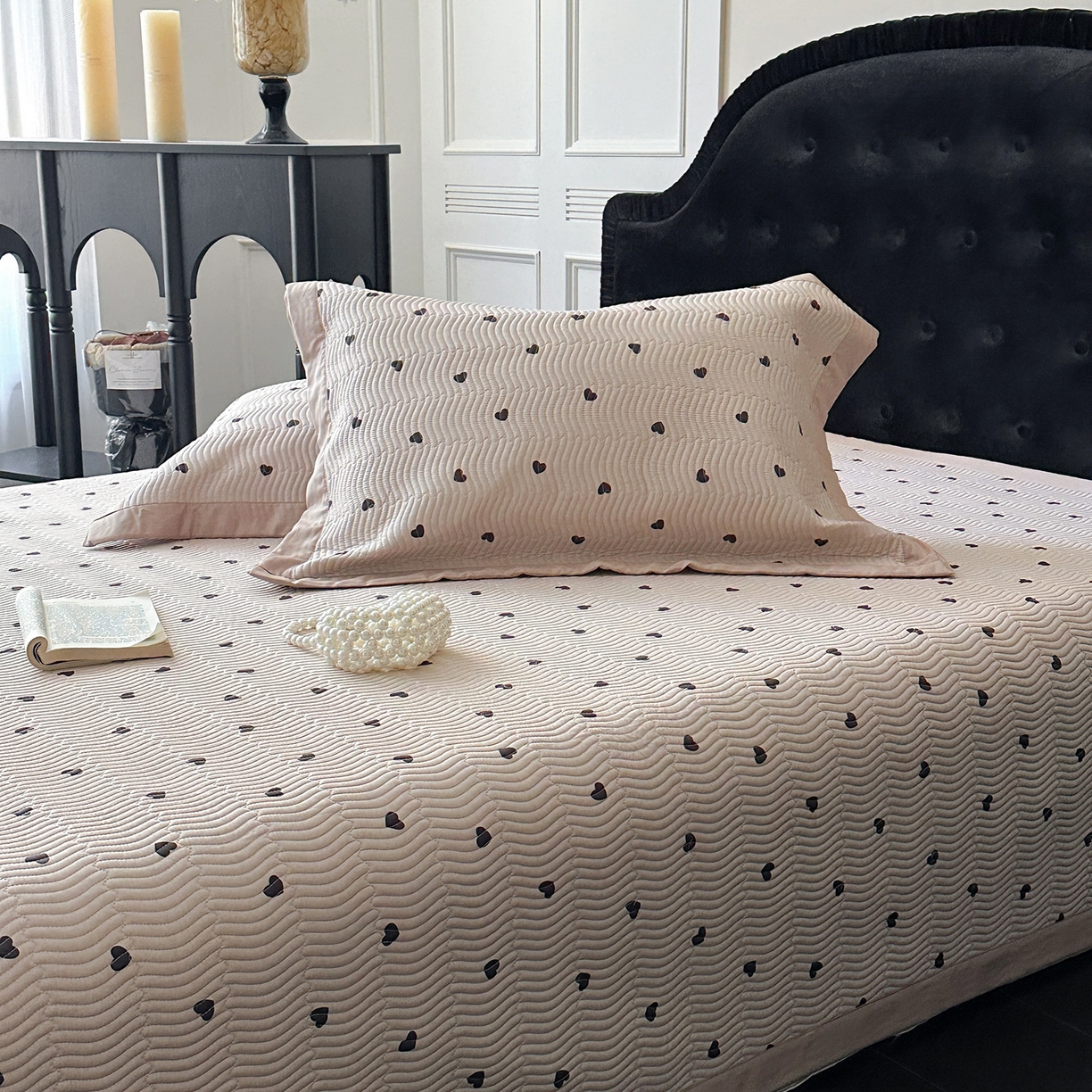 91家纺网 家纺一手货源 找家纺 麦伦家居 2025新款双面莫代尔天丝床盖 爱心摩卡