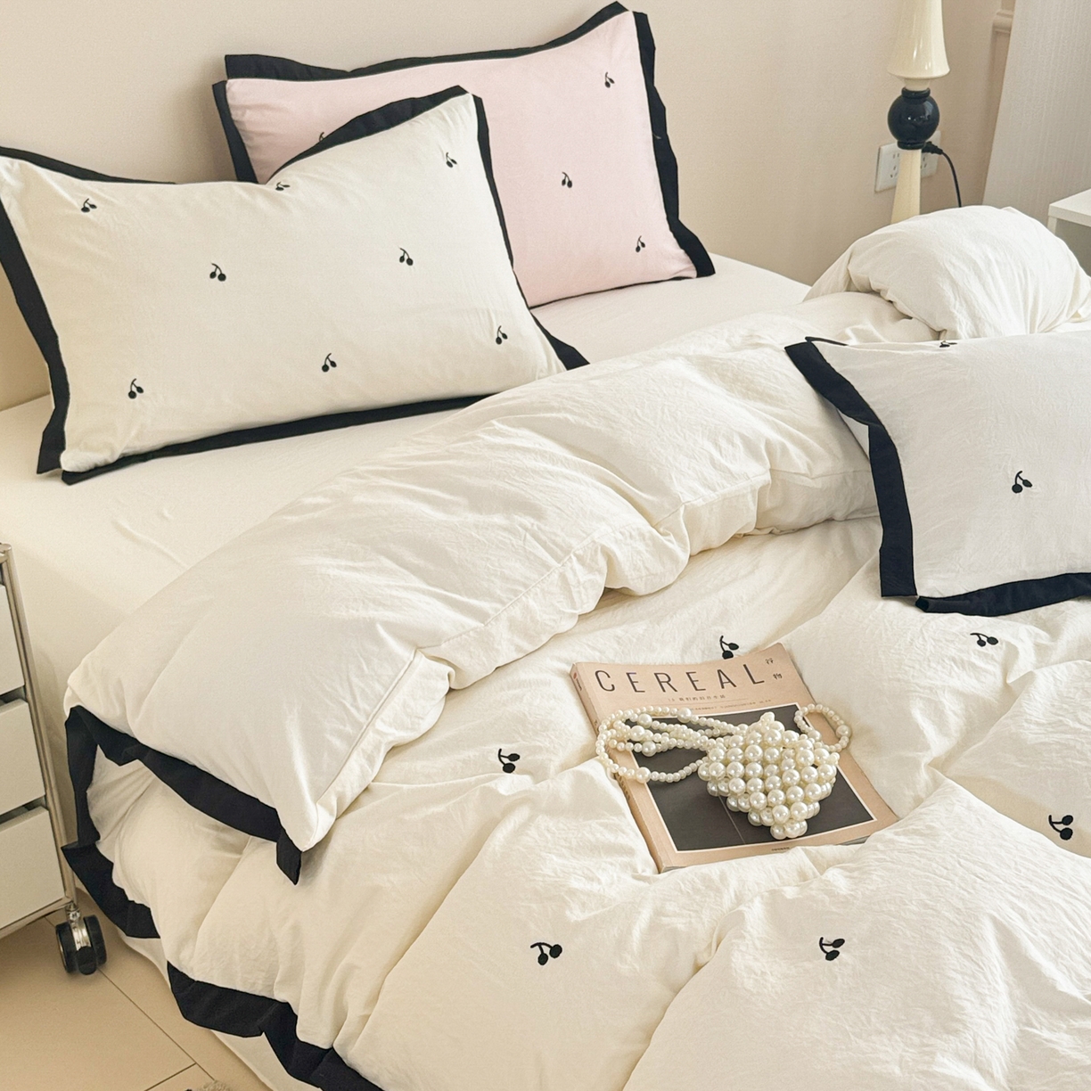 91家纺网 家纺一手货源 找家纺 米可 2025新款云朵棉刺绣花边款四件套 樱桃-白