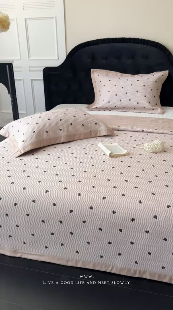 91家纺网 家纺一手货源 找家纺 麦伦家居 2025新款双面莫代尔天丝床盖 爱心摩卡