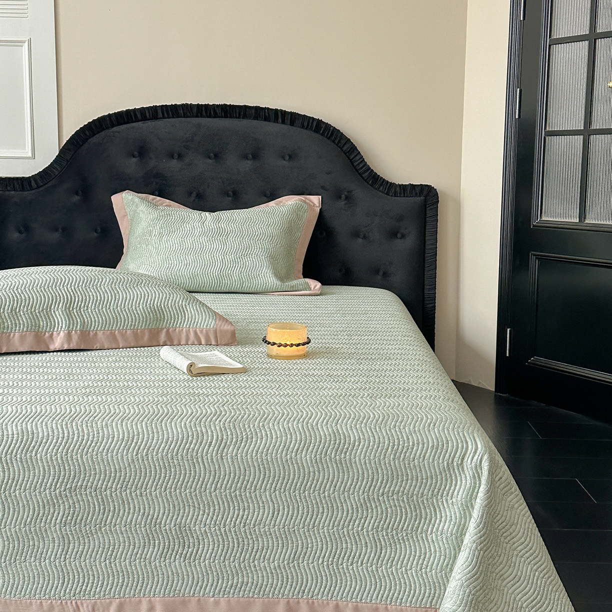 91家纺网 家纺一手货源 找家纺 麦伦家居 2025新款双面莫代尔天丝床盖 香岛巴黎