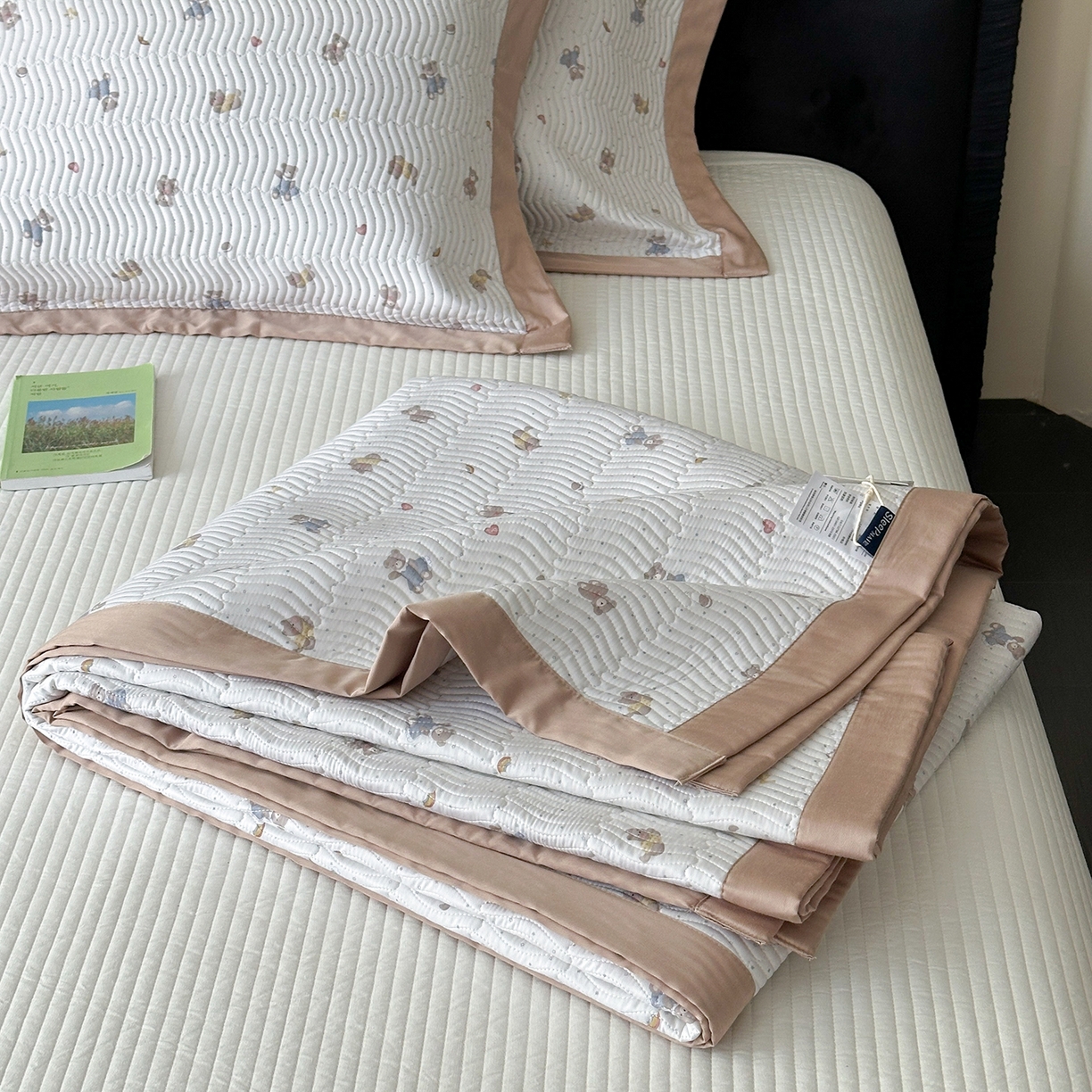 91家纺网 家纺一手货源 找家纺 麦伦家居 2025新款双面莫代尔天丝床盖 好梦熊