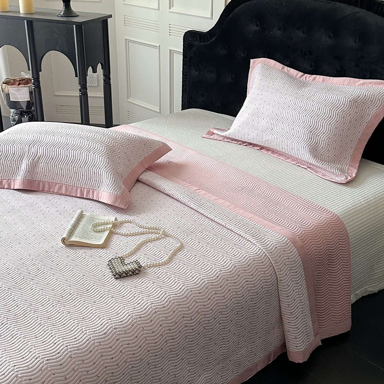 91家纺网 家纺一手货源 找家纺 麦伦家居 2025新款双面莫代尔天丝床盖 小小樱桃