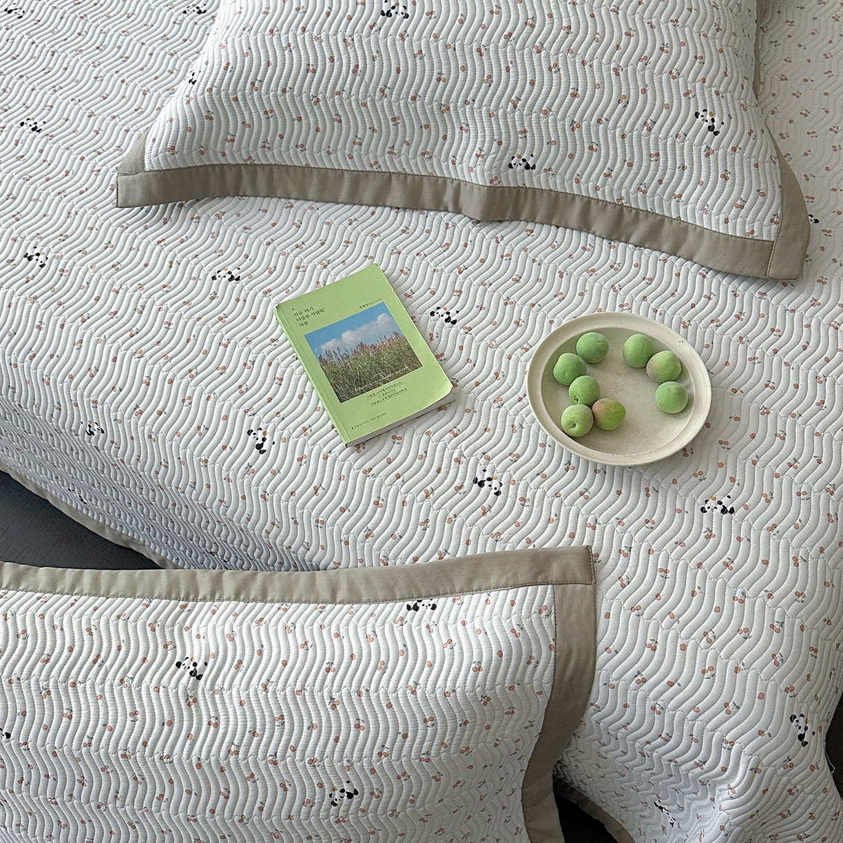 91家纺网 家纺一手货源 找家纺 麦伦家居 2025新款双面莫代尔天丝床盖 水果熊猫