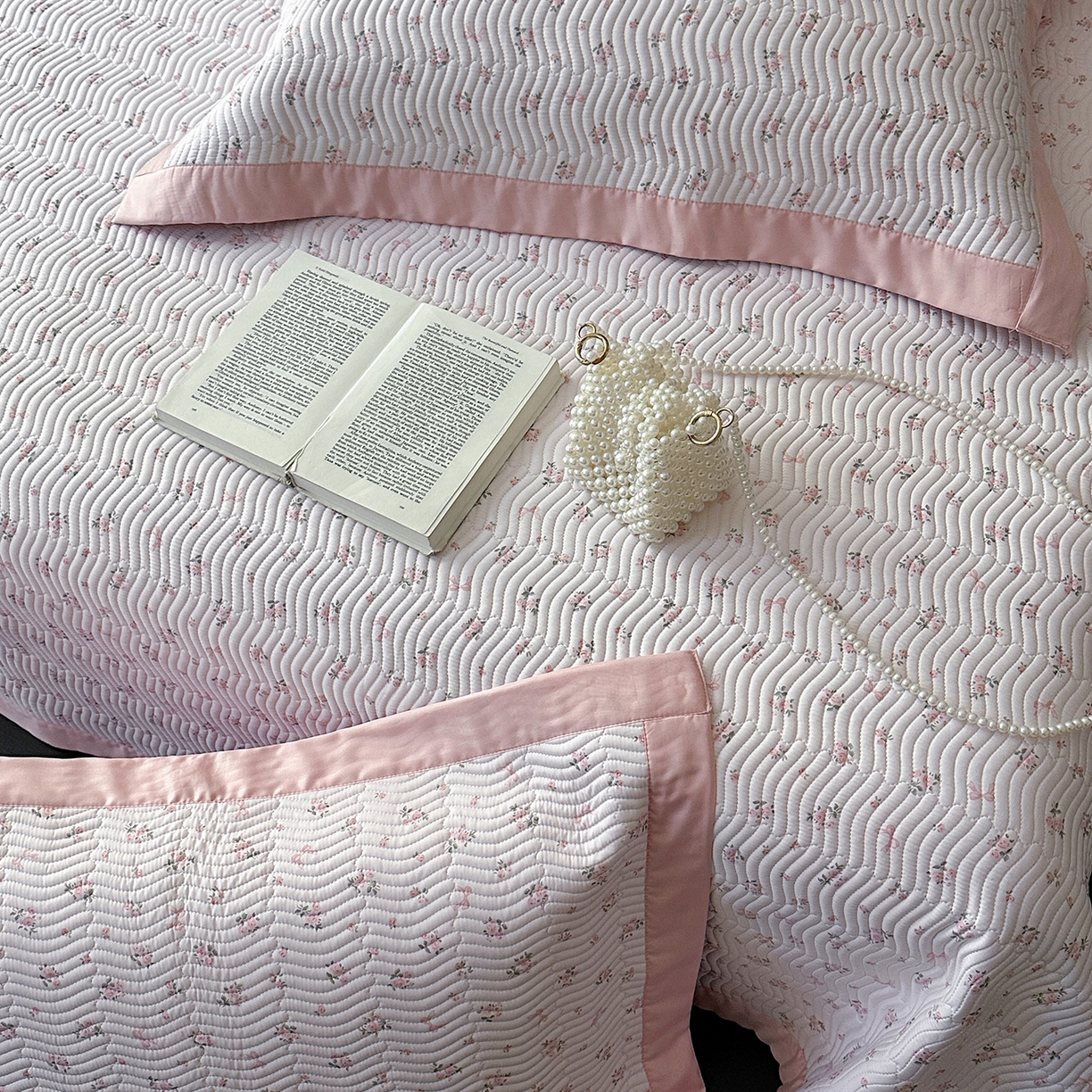 91家纺网 家纺一手货源 找家纺 麦伦家居 2025新款双面莫代尔天丝床盖 粉色碎花