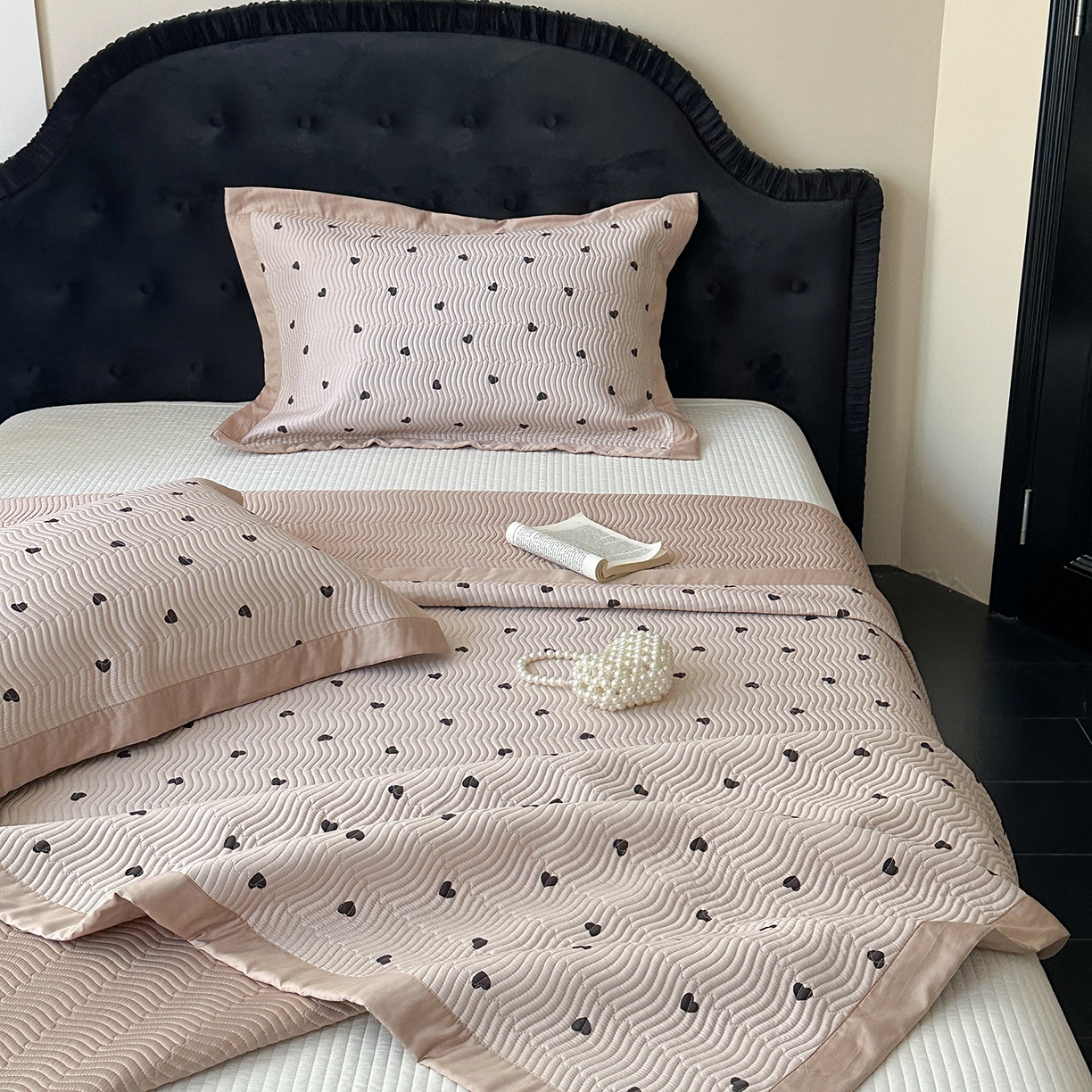 91家纺网 家纺一手货源 找家纺 麦伦家居 2025新款双面莫代尔天丝床盖 爱心摩卡