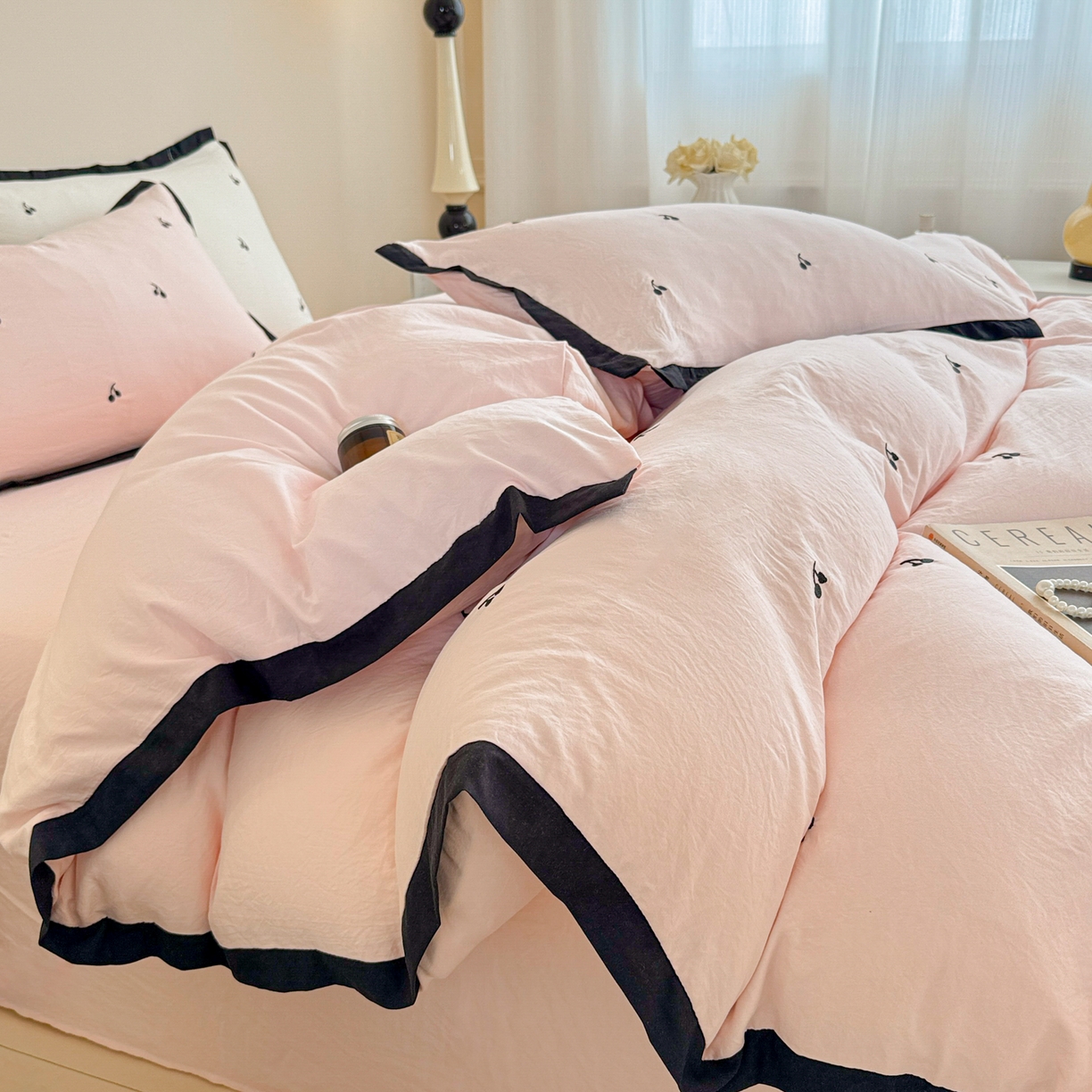 91家纺网 家纺一手货源 找家纺 米可 2025新款云朵棉刺绣花边款四件套 樱桃-粉