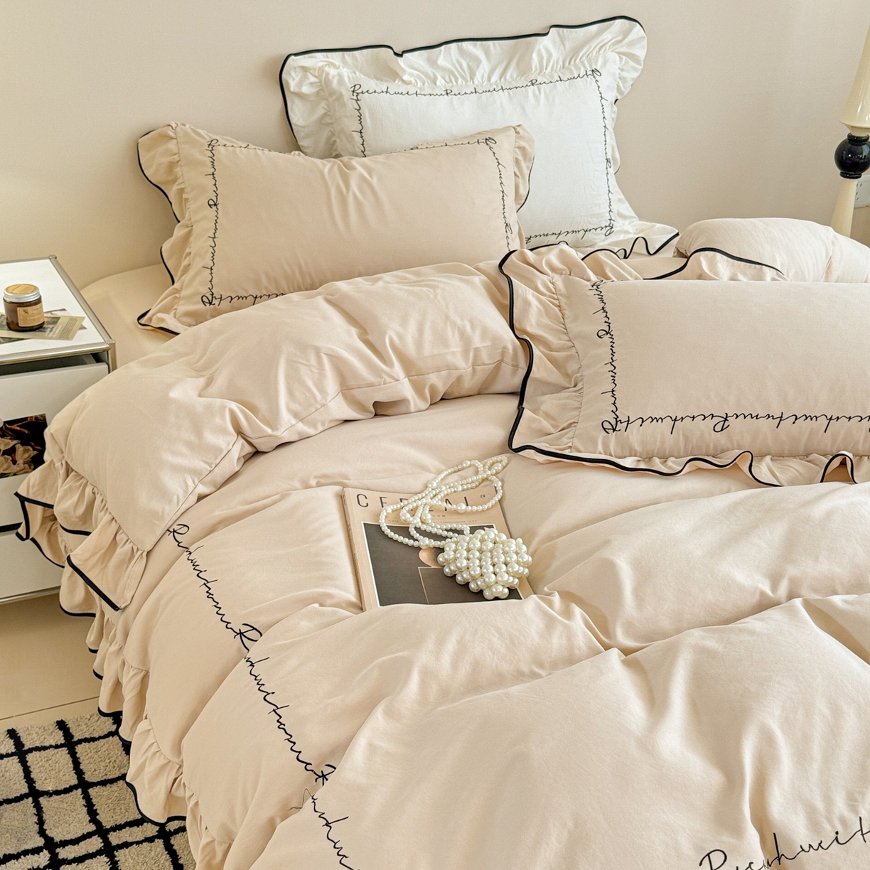 91家纺网 家纺一手货源 找家纺 米可 2025新款云朵棉刺绣花边款四件套 简约字母-奶茶