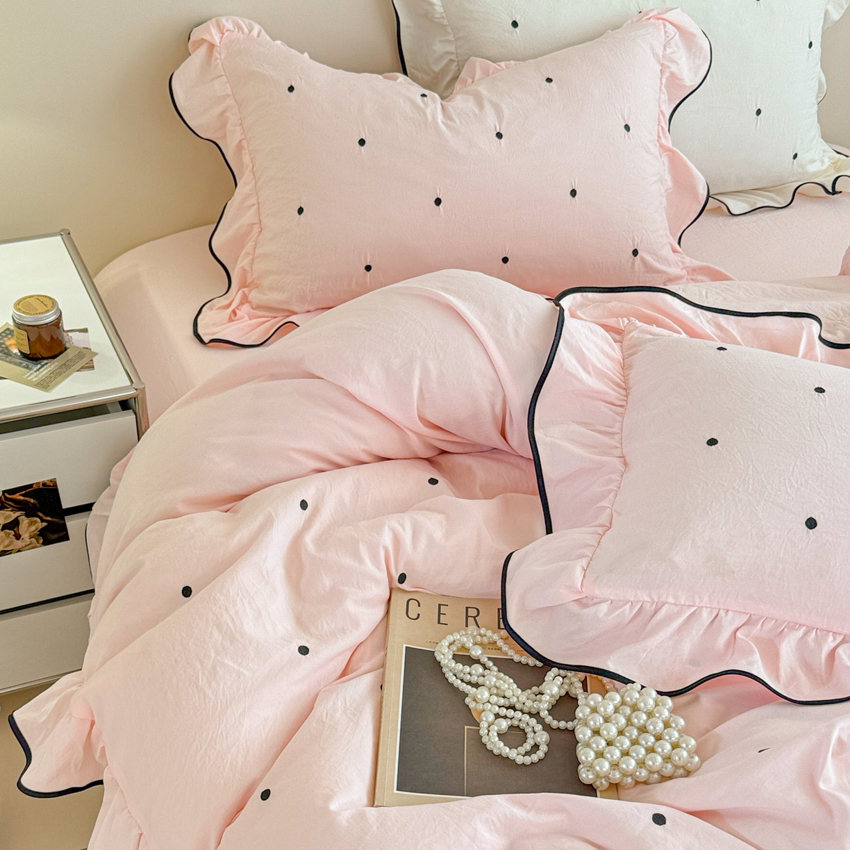 91家纺网 家纺一手货源 找家纺 米可 2025新款云朵棉刺绣花边款四件套 波点-粉