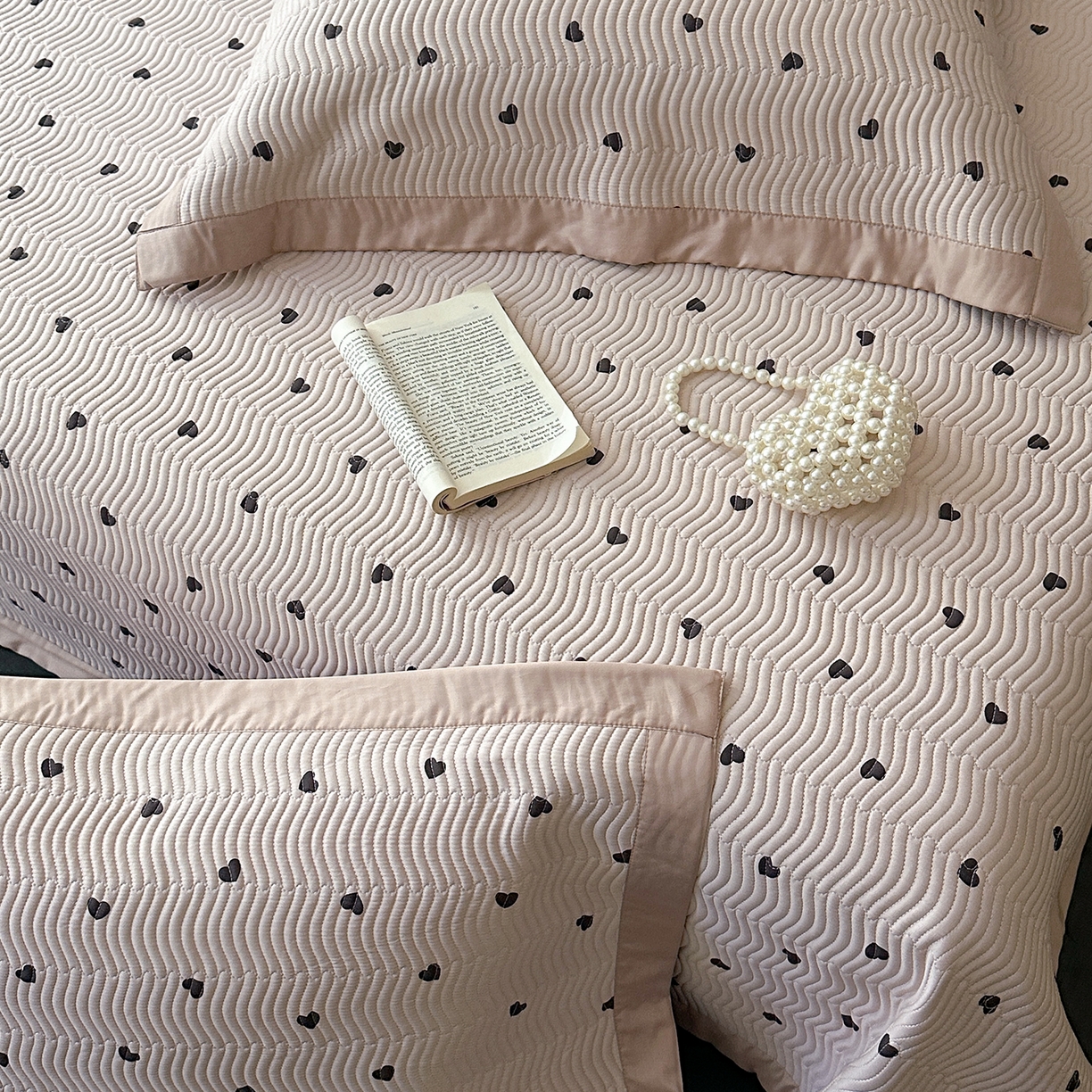 91家纺网 家纺一手货源 找家纺 麦伦家居 2025新款双面莫代尔天丝床盖 爱心摩卡