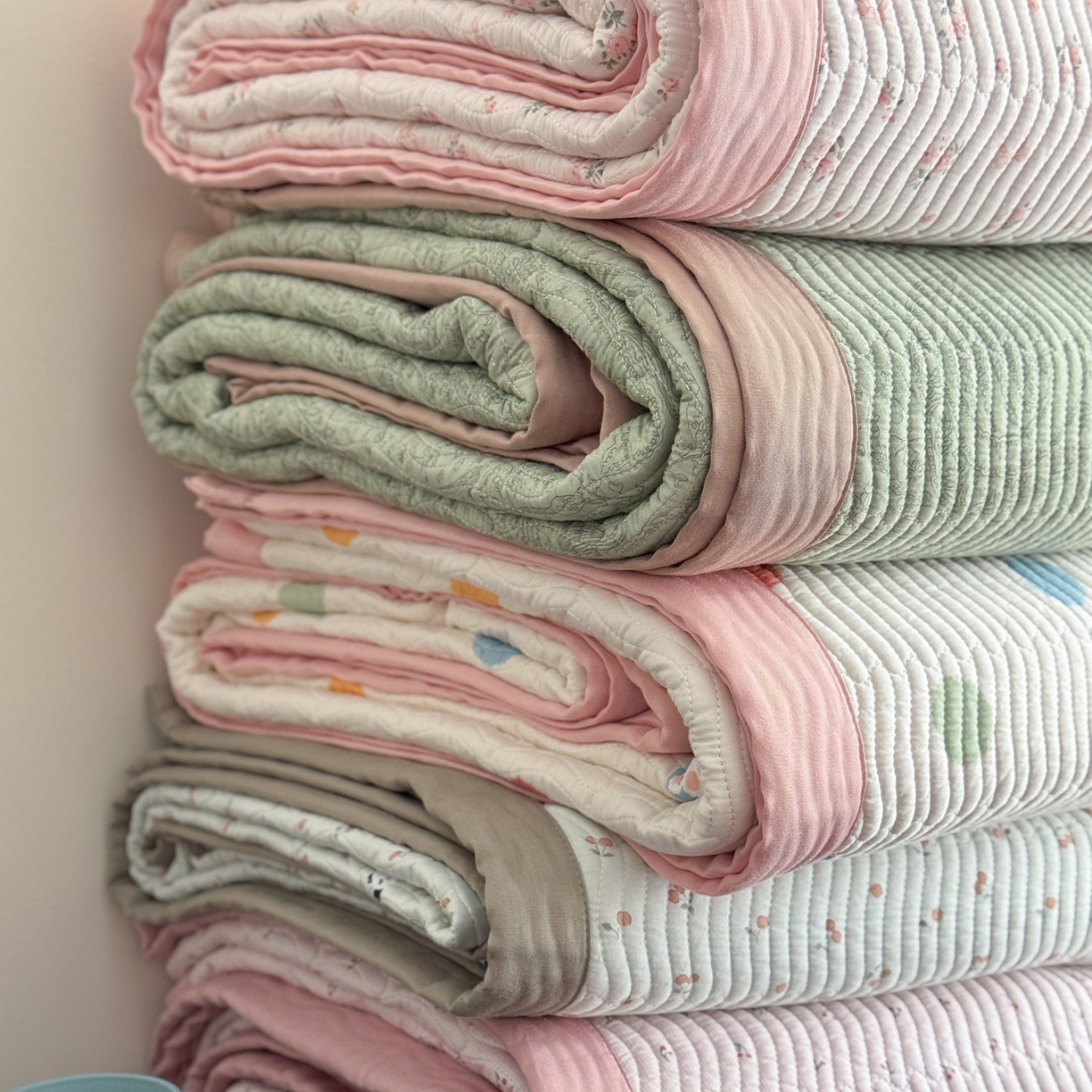 91家纺网 家纺一手货源 找家纺 麦伦家居 2025新款双面莫代尔天丝床盖 组合图仅供参考