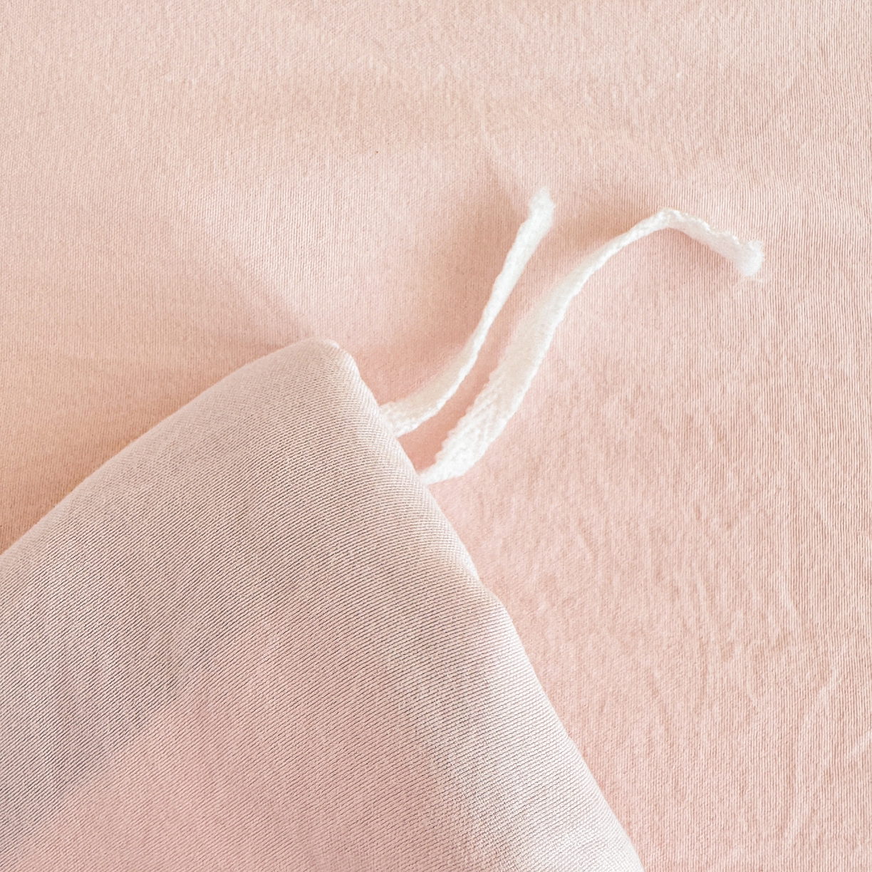 91家纺网 家纺一手货源 找家纺 米可 2025新款云朵棉刺绣花边款四件套 樱桃-粉