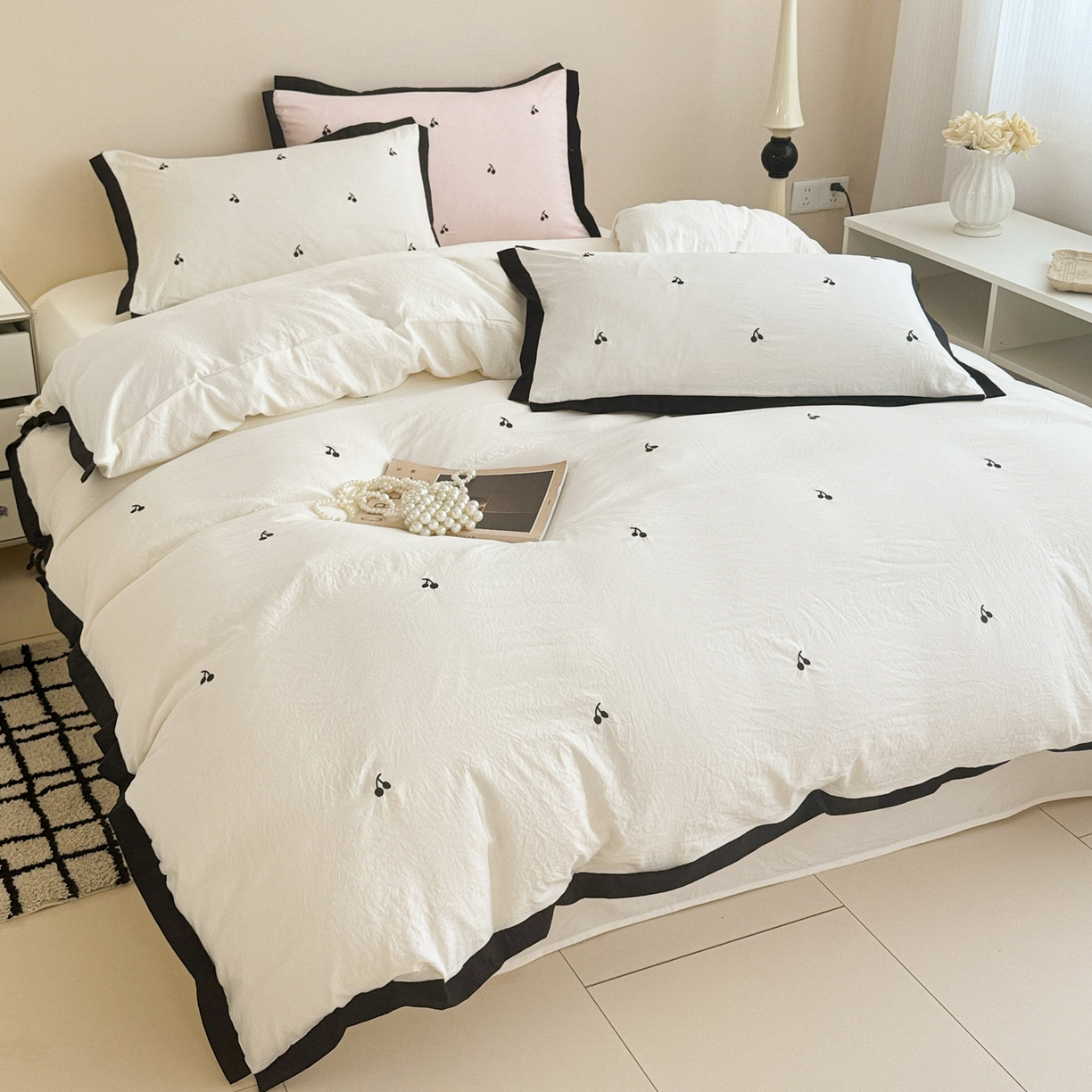 91家纺网 家纺一手货源 找家纺 米可 2025新款云朵棉刺绣花边款四件套 樱桃-白