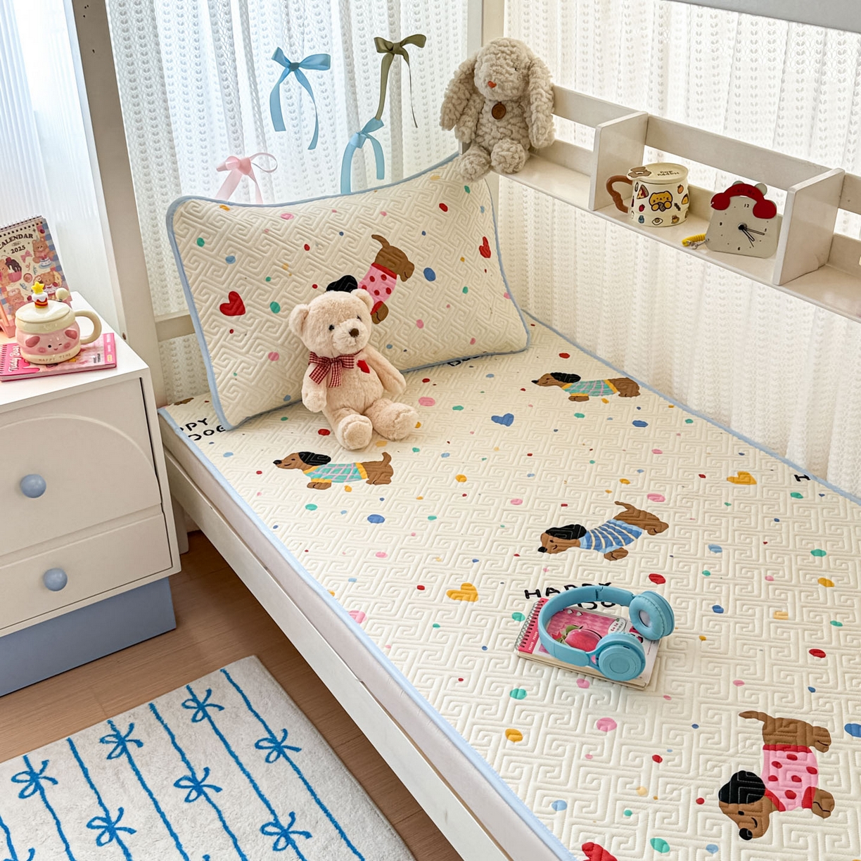 91家纺网 家纺一手货源 找家纺 简宜家居（朝初家纺） 2025新款纯棉夹棉床盖学生三件套 波点汪汪队 -平铺床盖