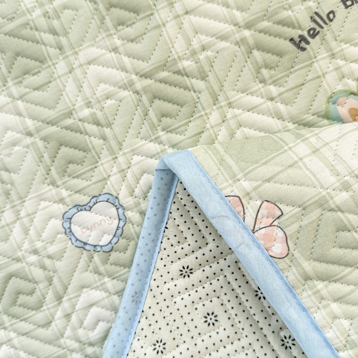 91家纺网 家纺一手货源 找家纺 简宜家居（朝初家纺） 2025新款纯棉夹棉床盖学生三件套 绿格童趣 -平铺床盖