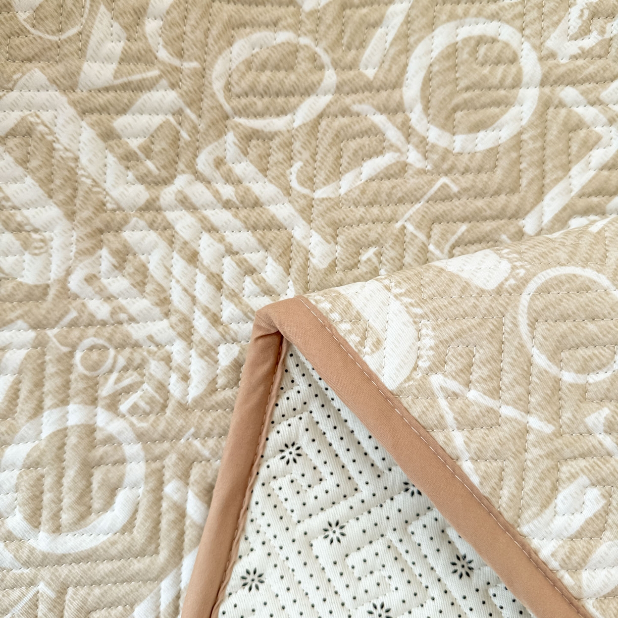 91家纺网 家纺一手货源 找家纺 简宜家居（朝初家纺） 2025新款纯棉夹棉床盖学生三件套 丑萌可爱 -平铺床盖