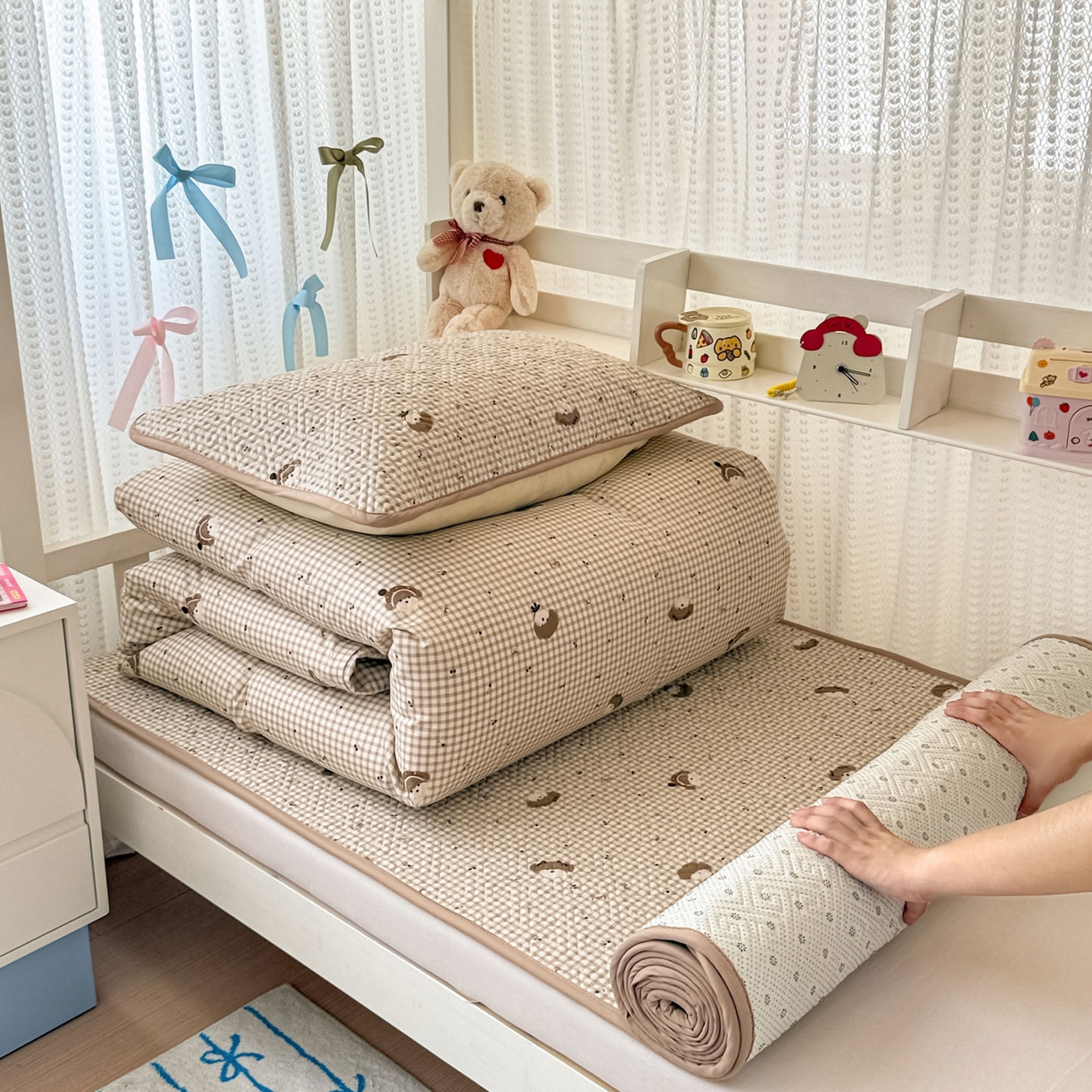 91家纺网 家纺一手货源 找家纺 简宜家居（朝初家纺） 2025新款纯棉夹棉床盖学生三件套 格纹崽崽 -平铺床盖