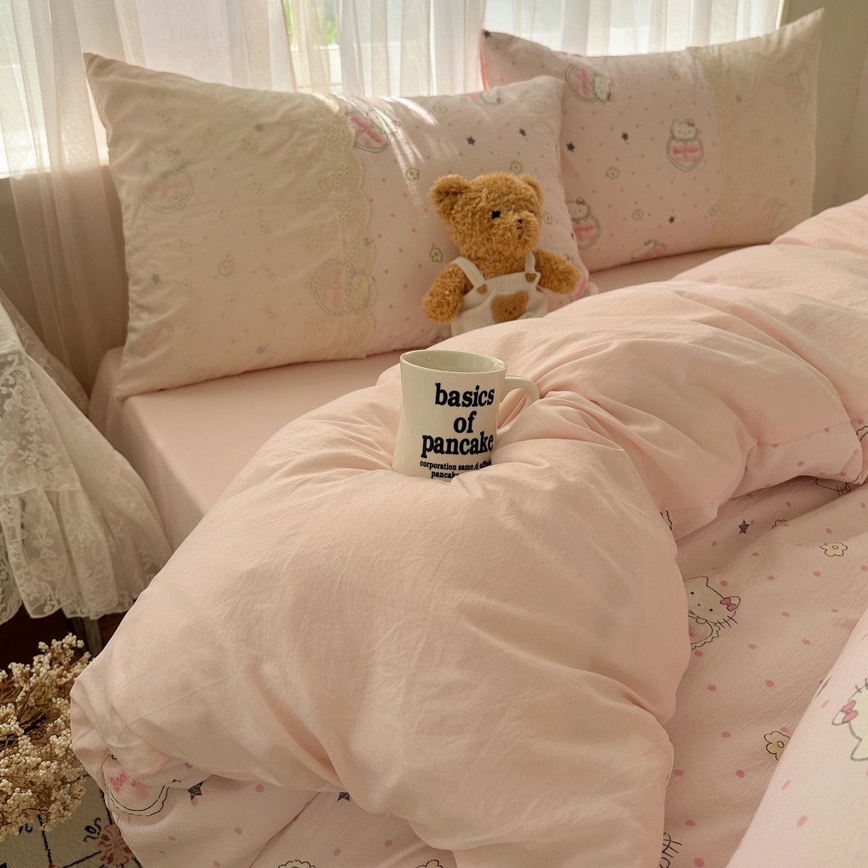 91家纺网 家纺一手货源 找家纺 顾里家纺 2025新款蕾丝花边卡哇伊云感皱皱纱四件套套件 爱心猫咪粉